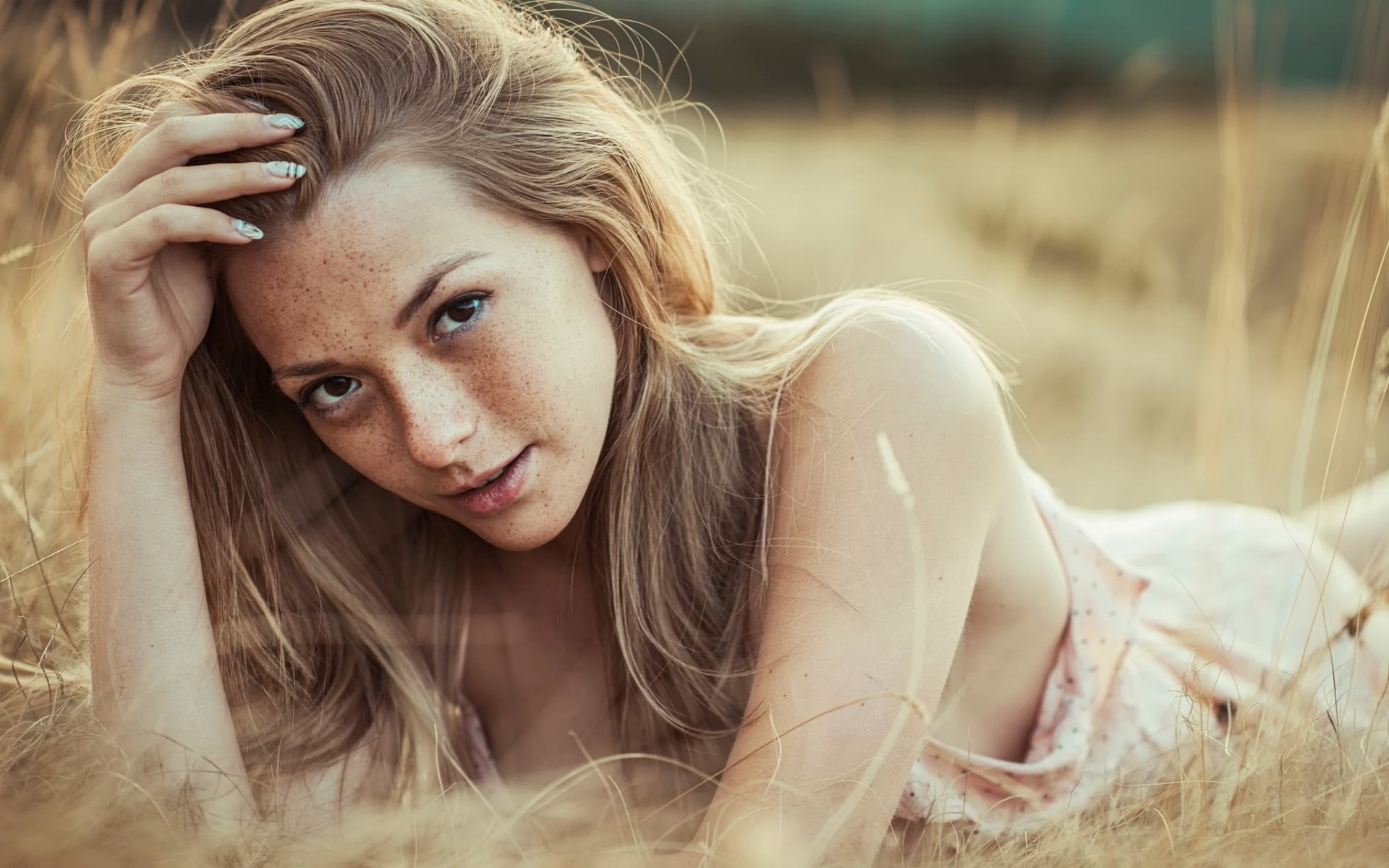 field, women, Looking At Viewer, grass, redhead, Long Hair, Olga Kobzar, face, Brown Eyes, 1080P, Bare Shoulders, Lying On Front, Depth Of Field, Freckles, HD Wallpaper