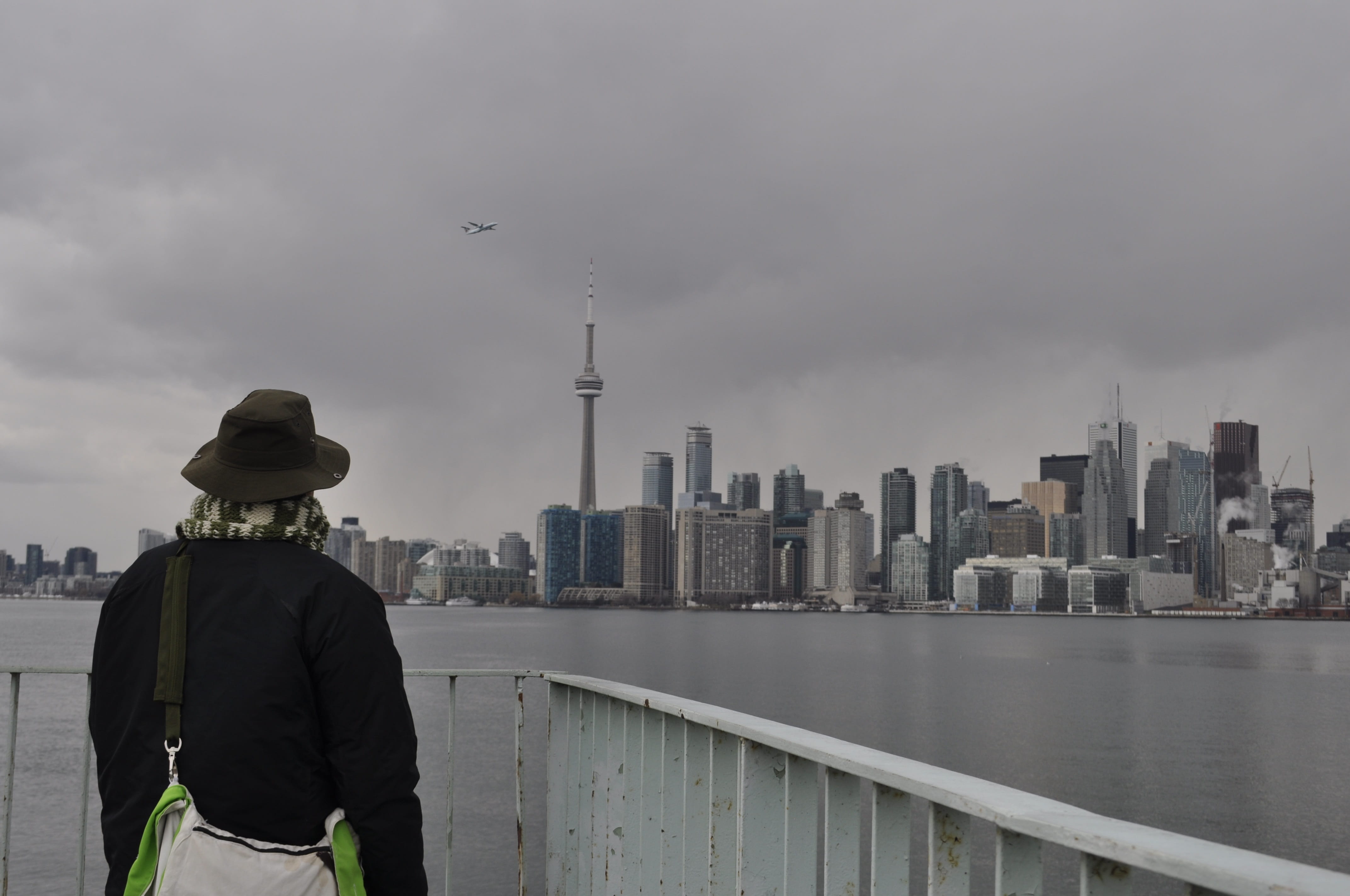 lifestyles, watching, Canada, cn, rear view, outdoors, downtown, urban skyline, cityscape, sky, real people, financial district, skyscraper, hat, warm clothing, HD Wallpaper