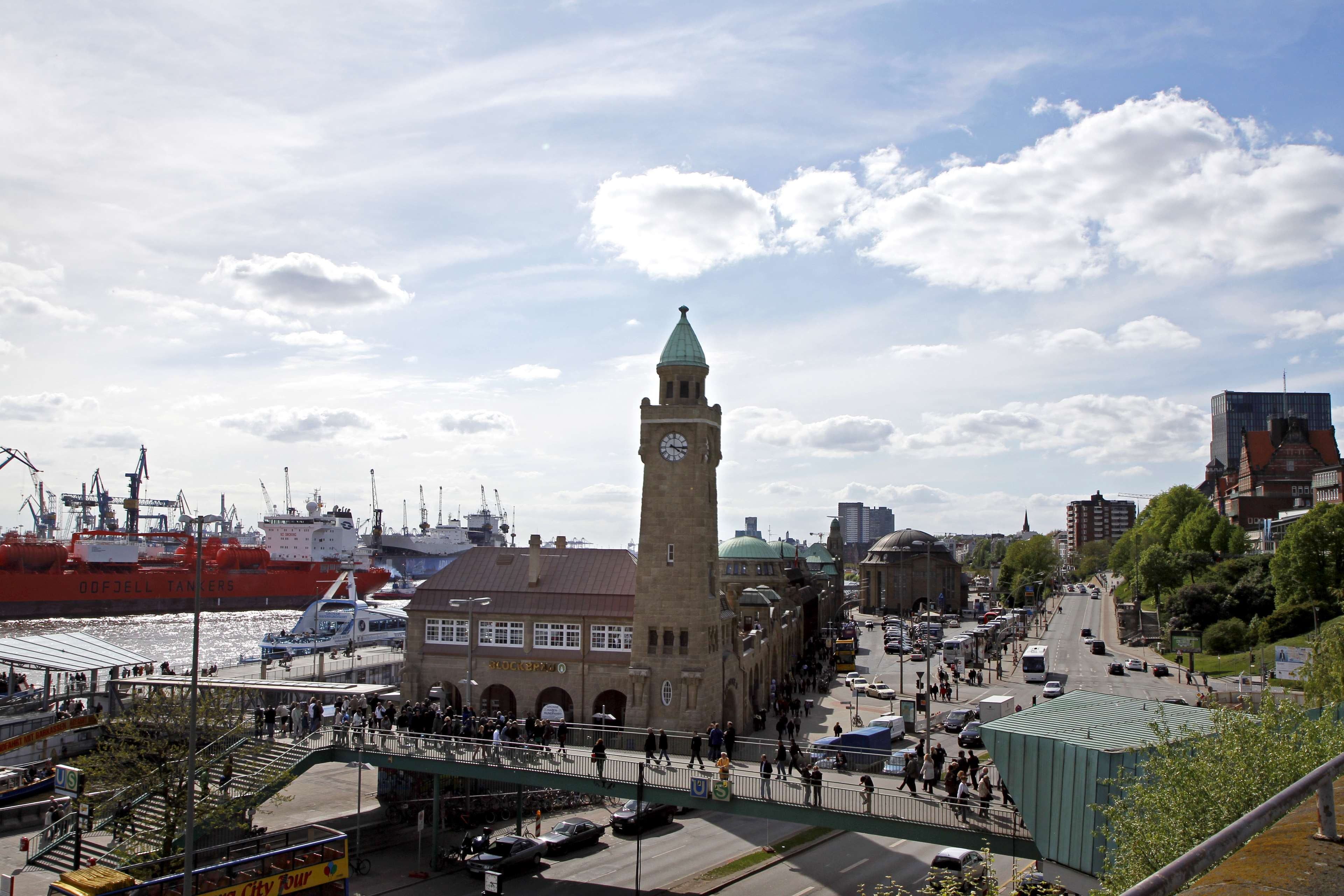 travel, city, hamburg, building exterior, tourism, crowd, outdoors, group of people, cloud - sky, fischmarkt, clock tower, sky, architecture, built structure, HD Wallpaper