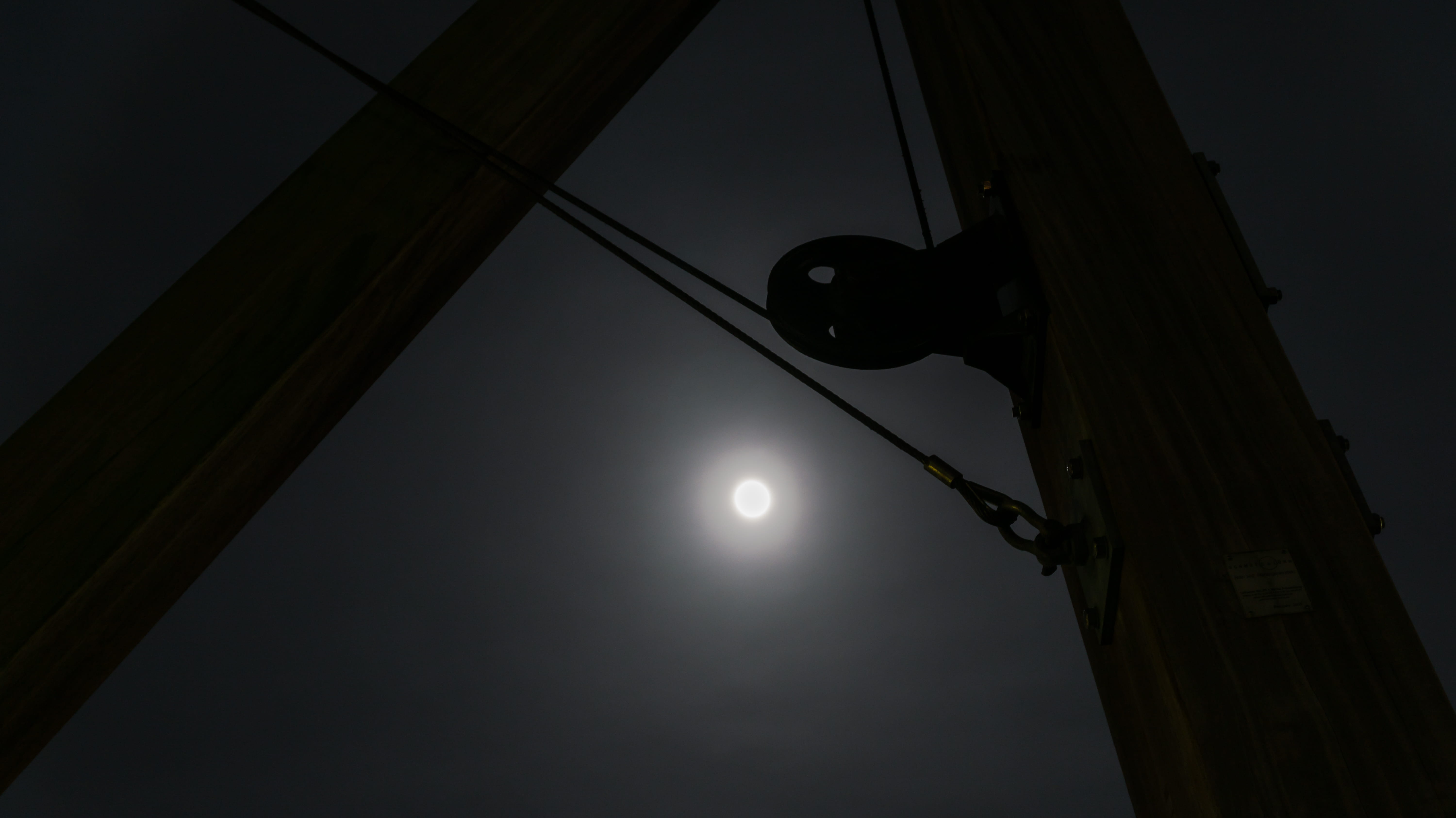 mond, emden, power supply, silhouette, street light, hafen, sky, low angle view, b/w, lighting equipment, cable, no people, moon, clear sky, nachtaufneahme, HD Wallpaper