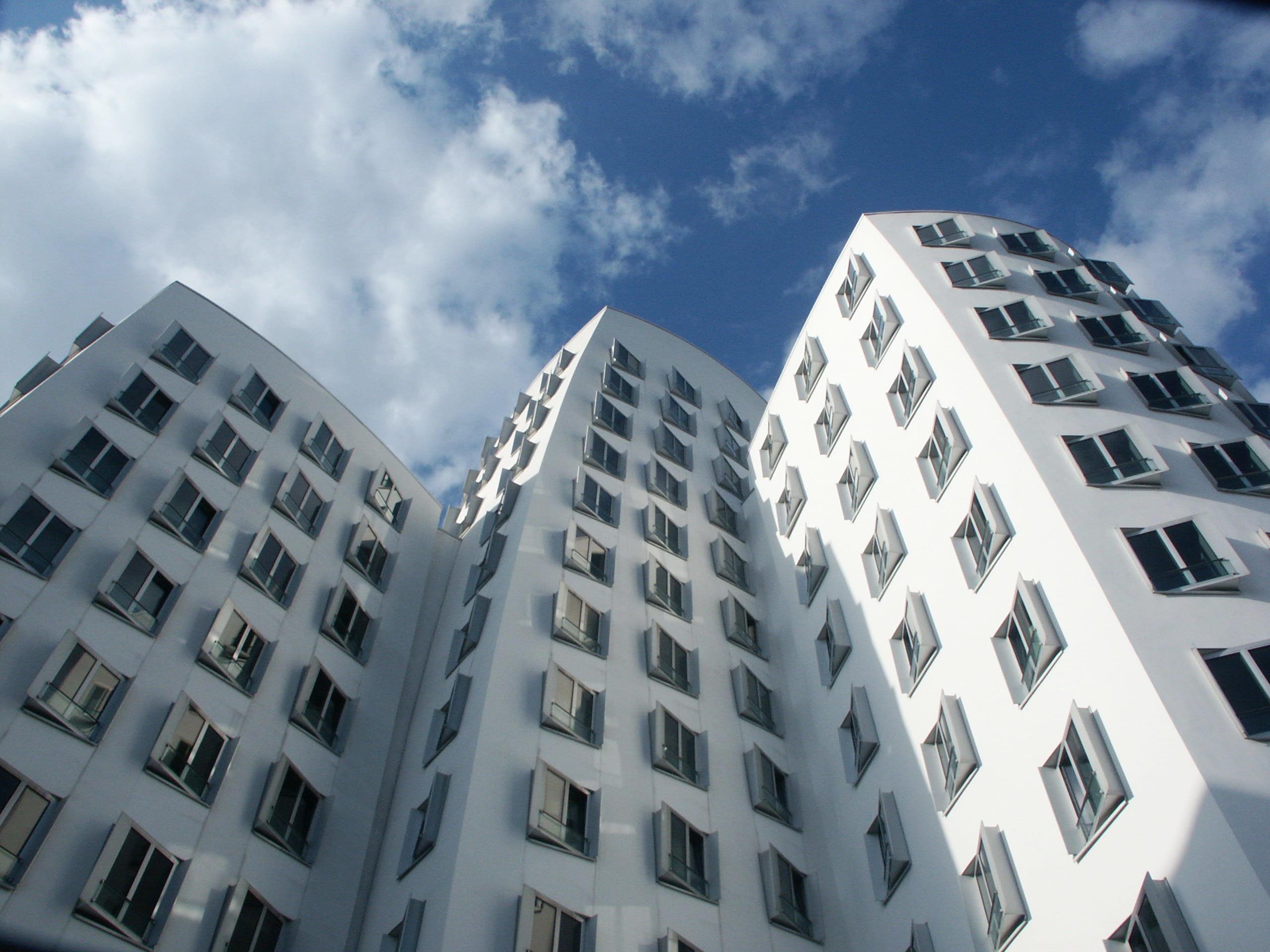 building exterior, 2K, gehry buildings, Gehry, cloud - sky, low angle view, office building exterior, in a row, geometric shape, structures, issued window, HD Wallpaper
