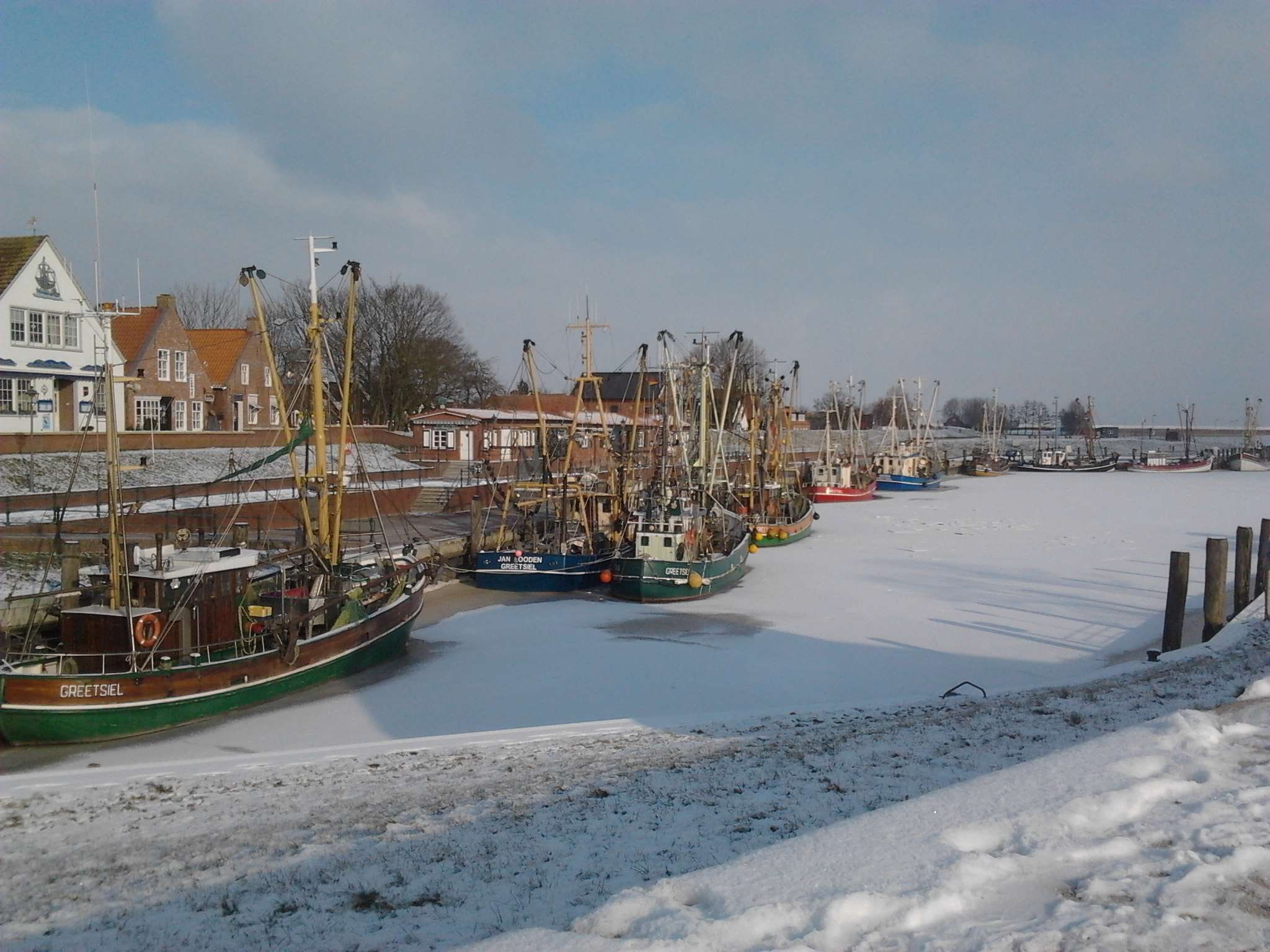 canal, moored, built structure, tree, city, day, sailboat, snow, building, cold temperature, winter, boot, building exterior, water, nautical vessel, hafen, HD Wallpaper
