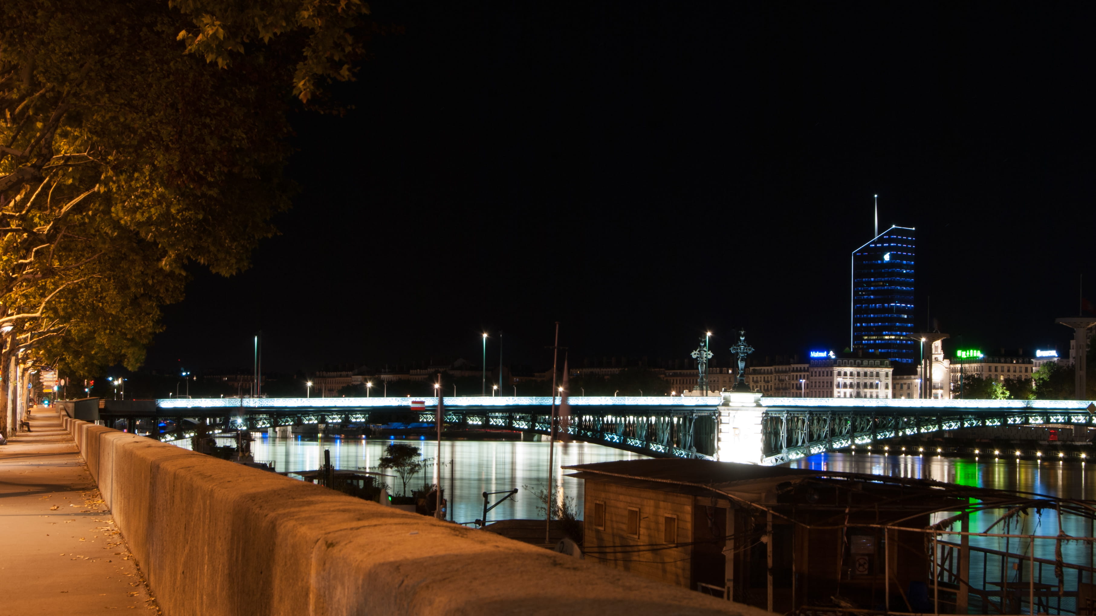 tree, office building exterior, lighting equipment, musée, sky, quai docteur gaieton, bridge, incity, tour part-dieu, no people, reflection, musee, building, HD Wallpaper