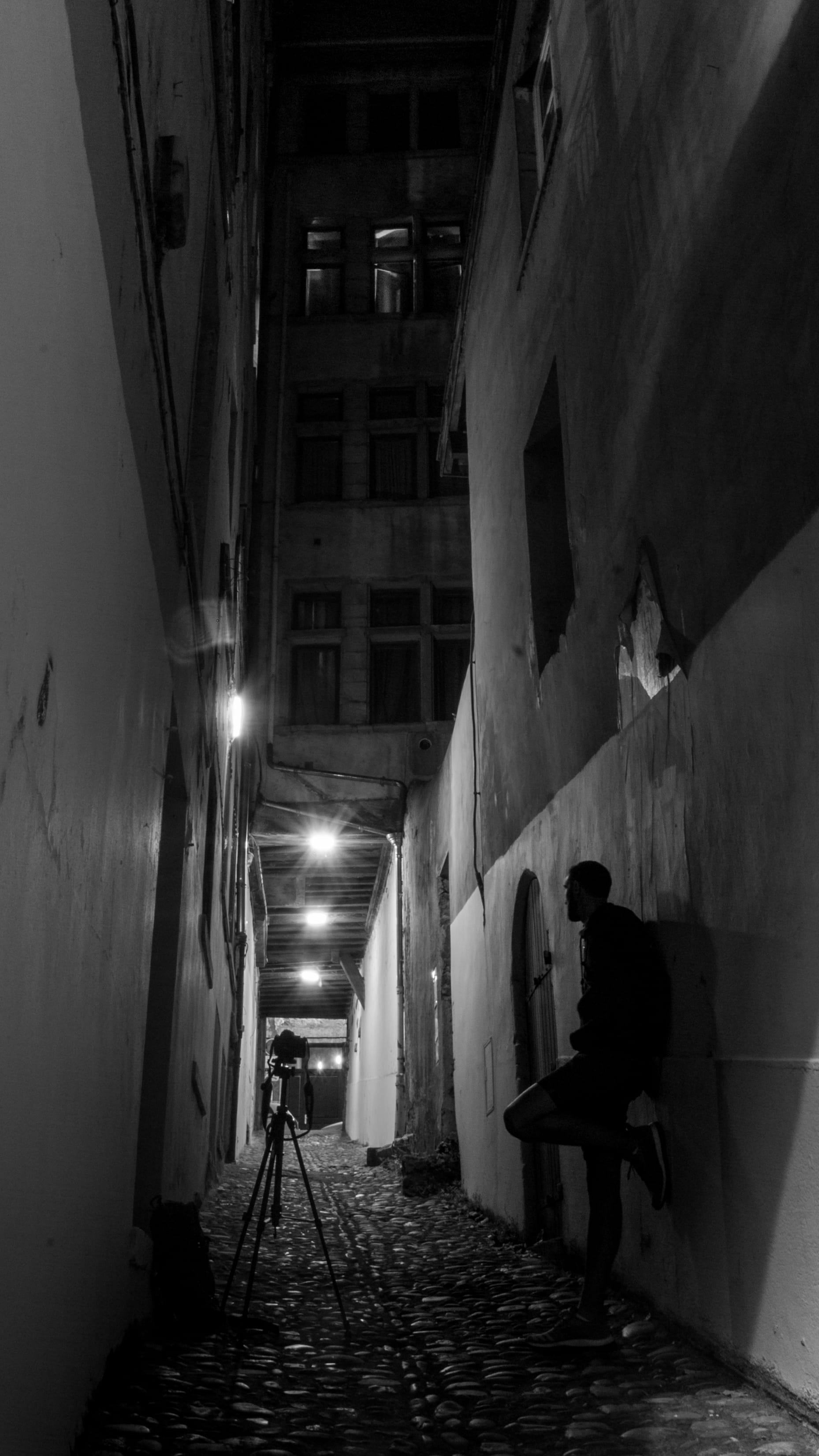 vieux lyon, diminishing perspective, night, residential district, nuit, alley, lyon, the way forward, quai de saône, direction, noir et blanc, city, built structure, Phone HD Wallpaper