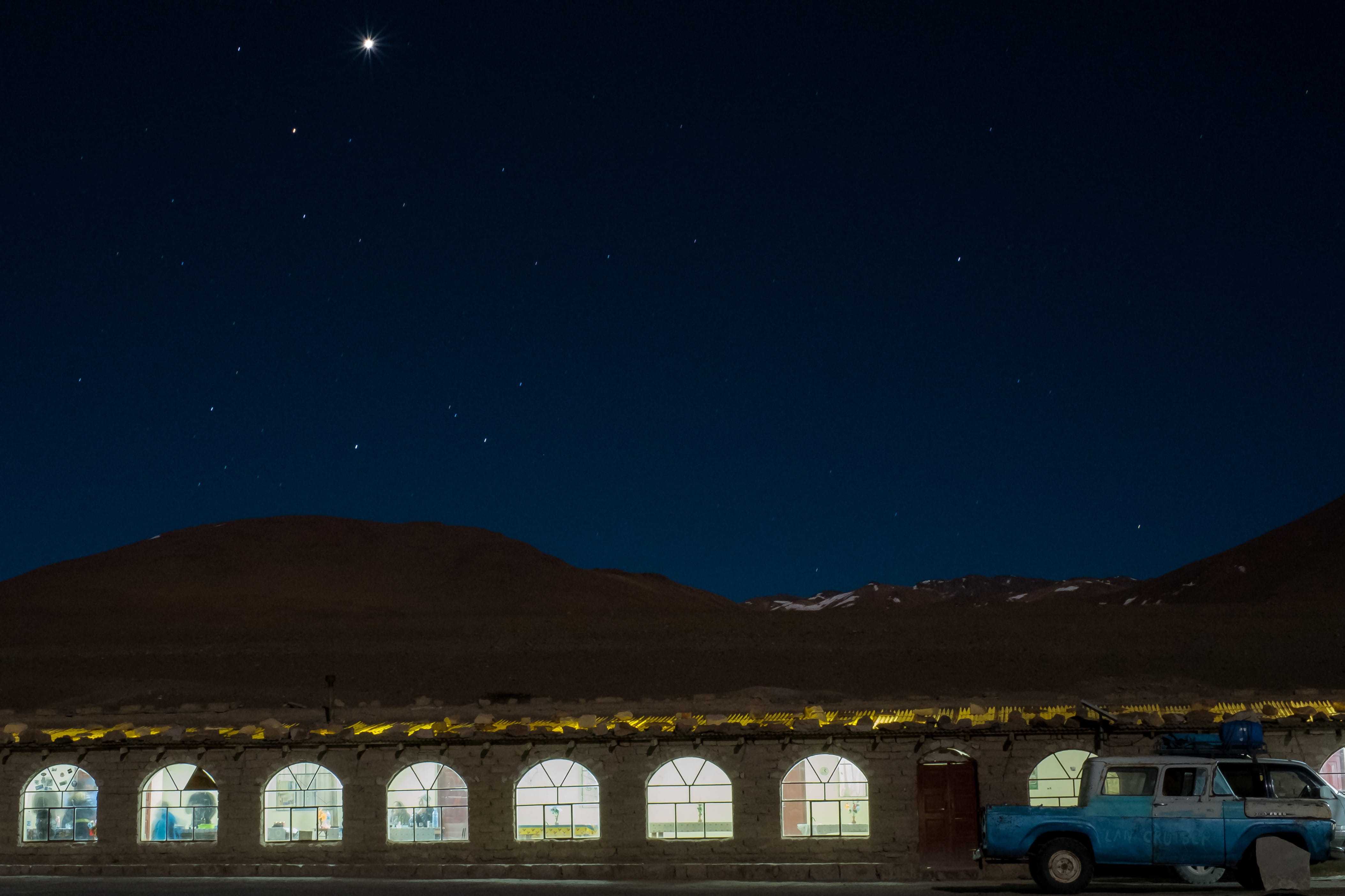 mountain, étoiles, illuminated, nightsession, blue, ancient, 4x4, desert, star - space, architecture, building, nature, building exterior, bolivia, architectural column, HD Wallpaper
