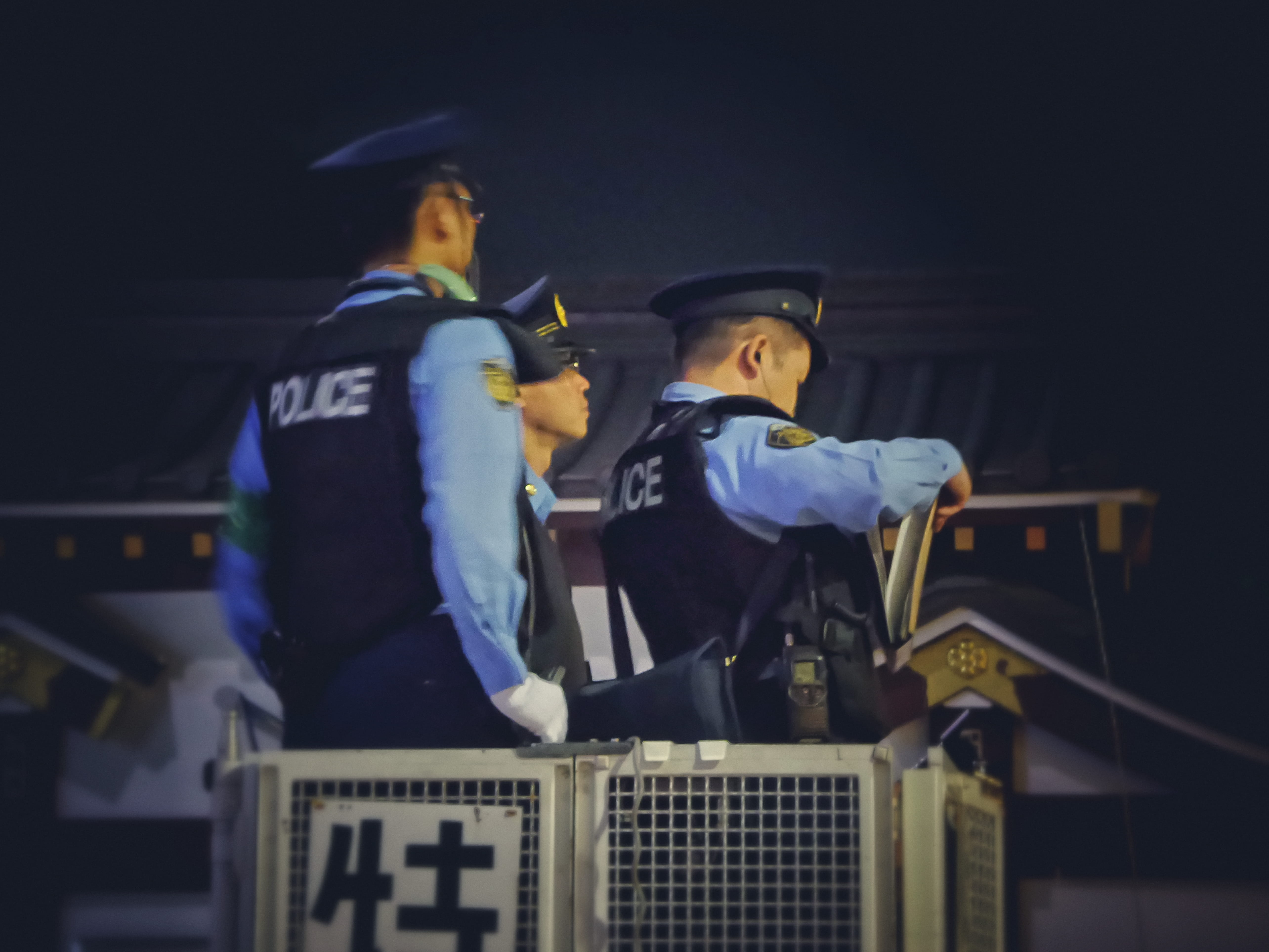 japan, waist up, safety, japonais, crowd, 日本, protection, 夜, water, japon, night, security, tokyo, law, nuit, police, three quarter length, order, management, HD Wallpaper