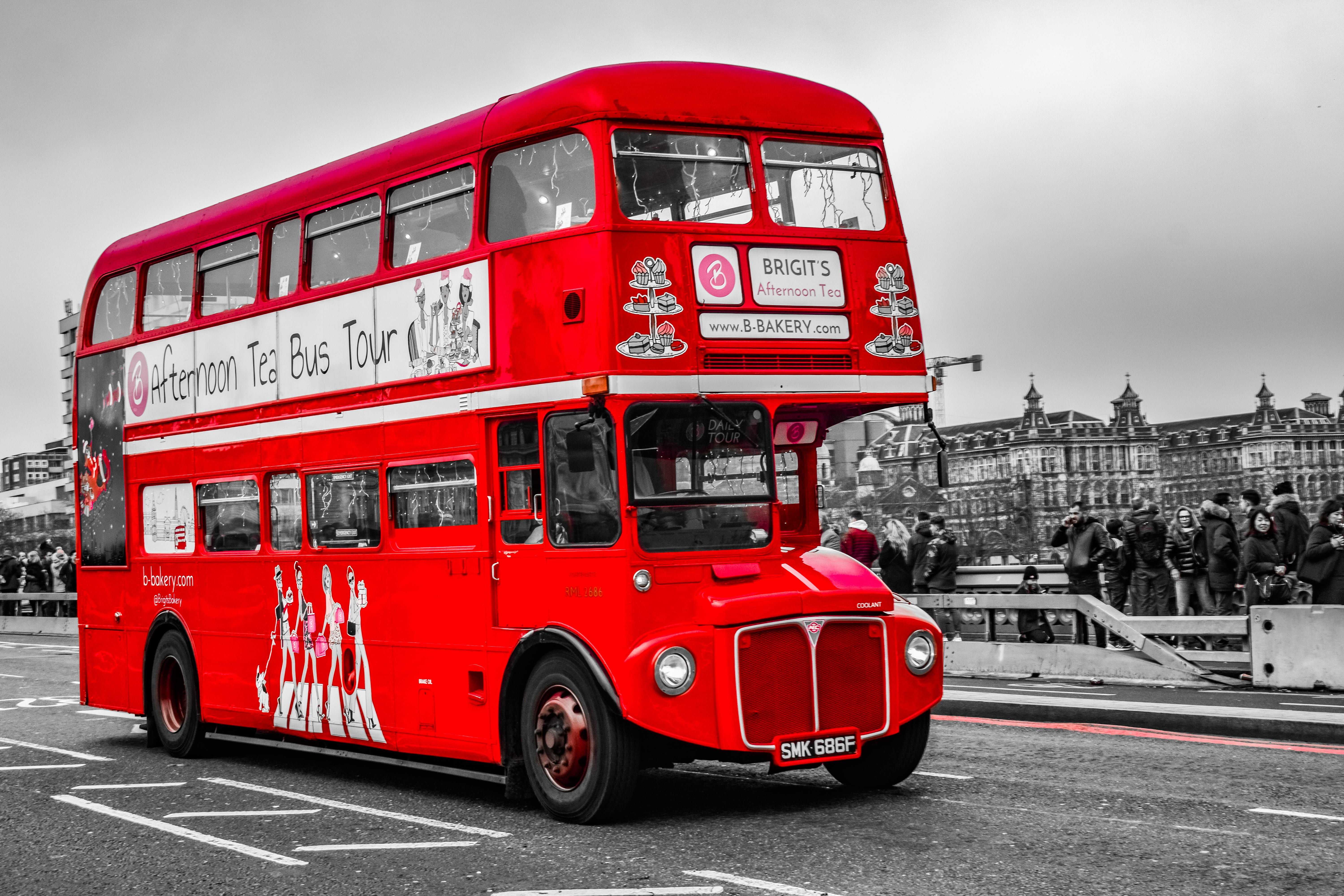 road, 5K, building exterior, travel, tourism, vehicle, london, vintage, architecture, retro, camper, city life, nostalgia, oldtimer, nature, mode of transportation, HD Wallpaper