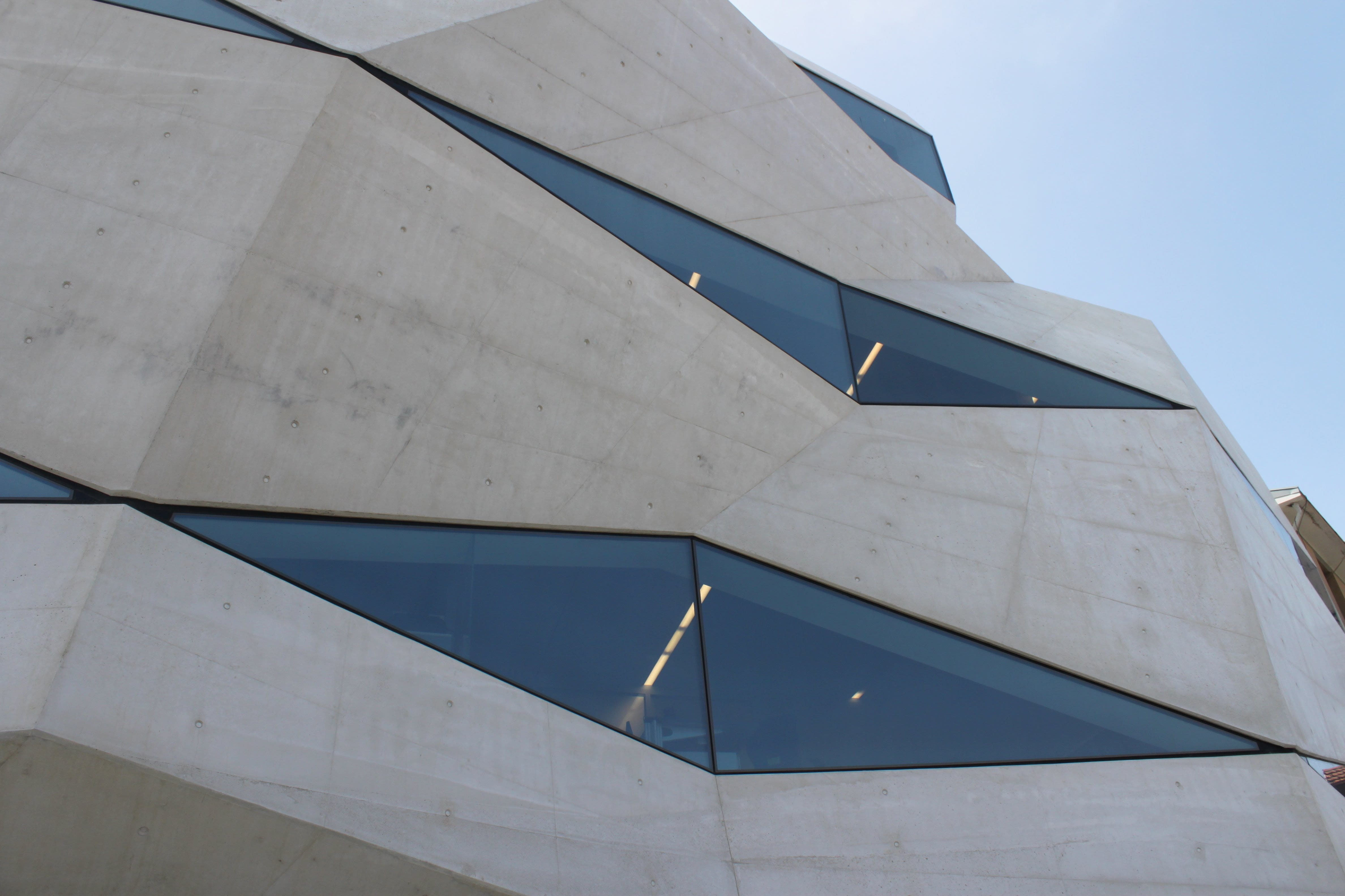 day, building, nature, flag, white color, modern, sunlight, window, oporto, facade, vodafone, outdoors, blue, architecture, office building exterior, low angle view, HD Wallpaper