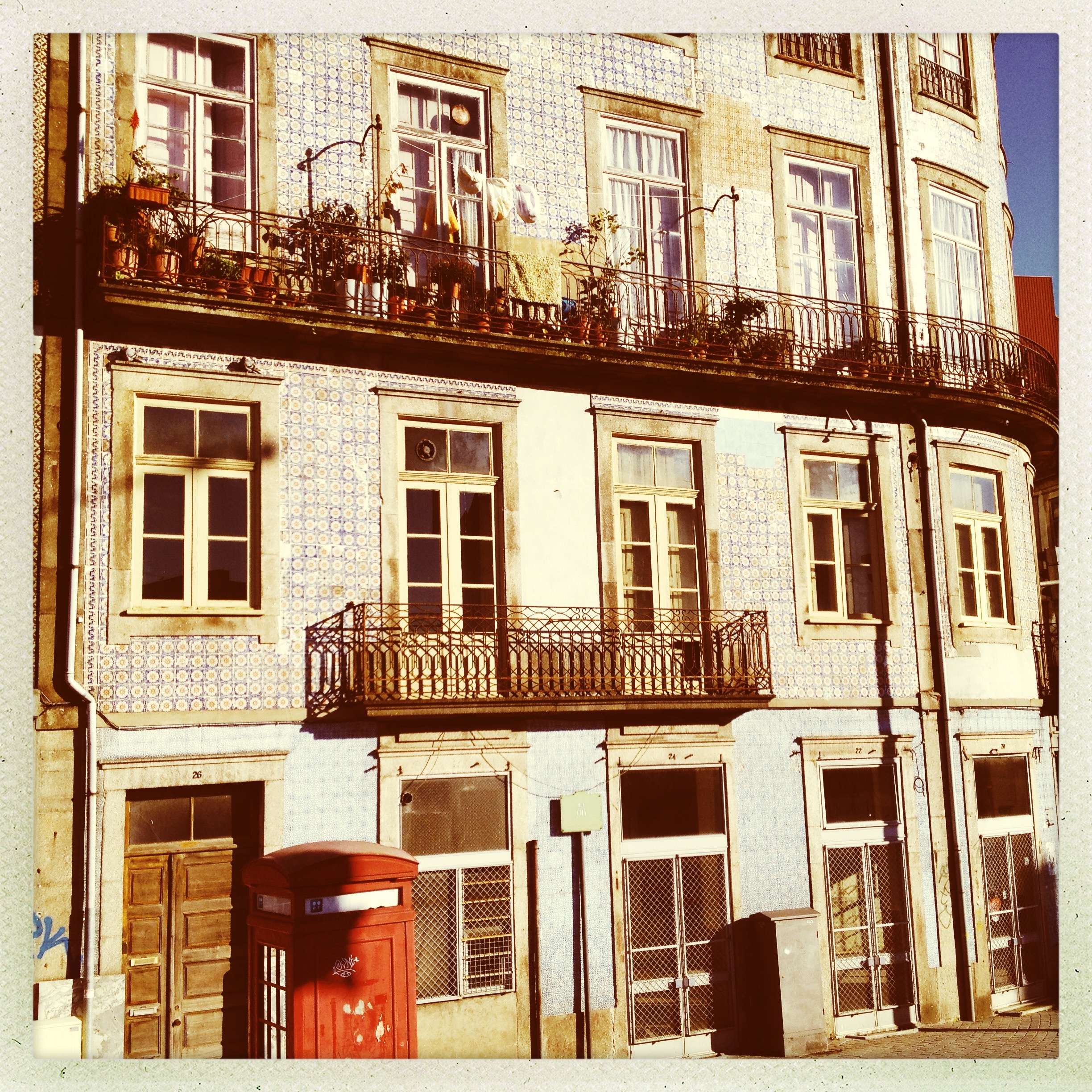 urban Scene, house, porto, sunlight, european, apartment, facade, river, wall, town, old-fashioned, built Structure, douro, portugal, historical, urban, Phone HD Wallpaper