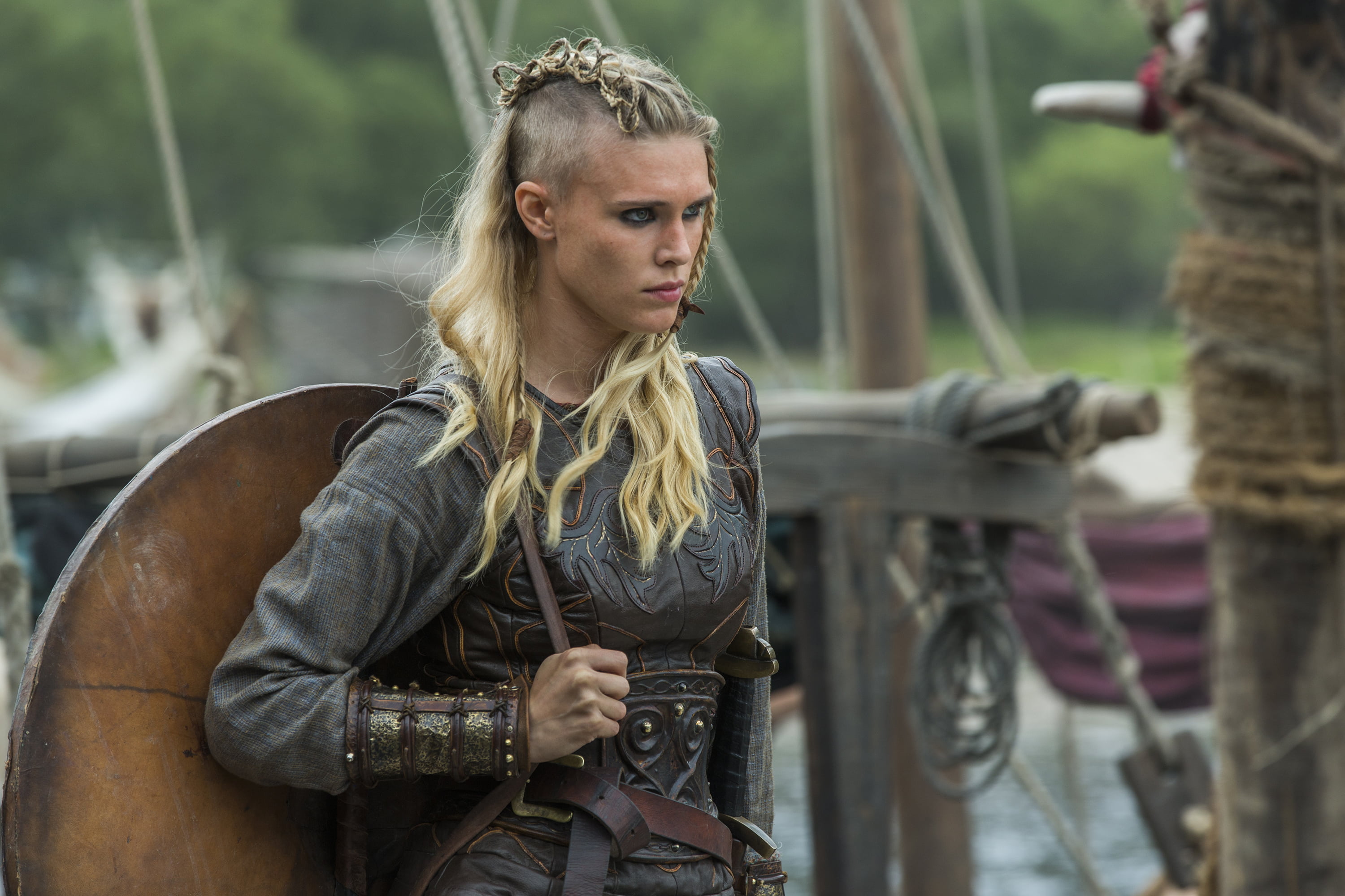 sleeved, Gaia Weiss, Porunn, nature, armed Forces, casual clothing, blond hair, black, weapon, outdoors, caucasian Ethnicity, focus on foreground, strength, HD Wallpaper