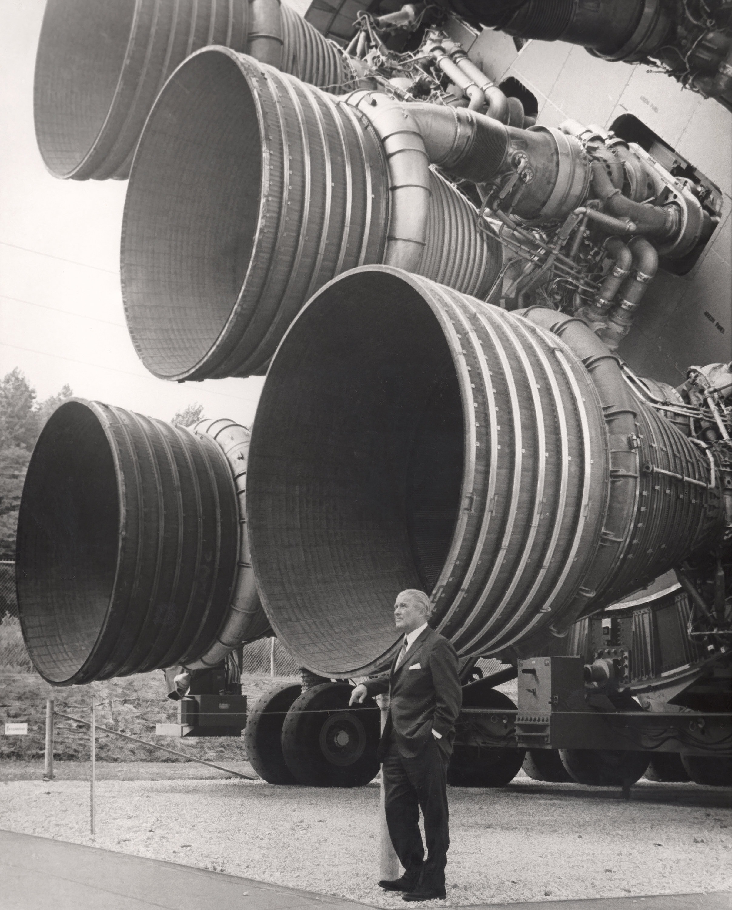 metal, grayscale, dr wernher von braun, daytime, 2K, saturn v s ic, nasa, industrial equipment, photography, machine, jet engine, engineering, equipment, Phone HD Wallpaper