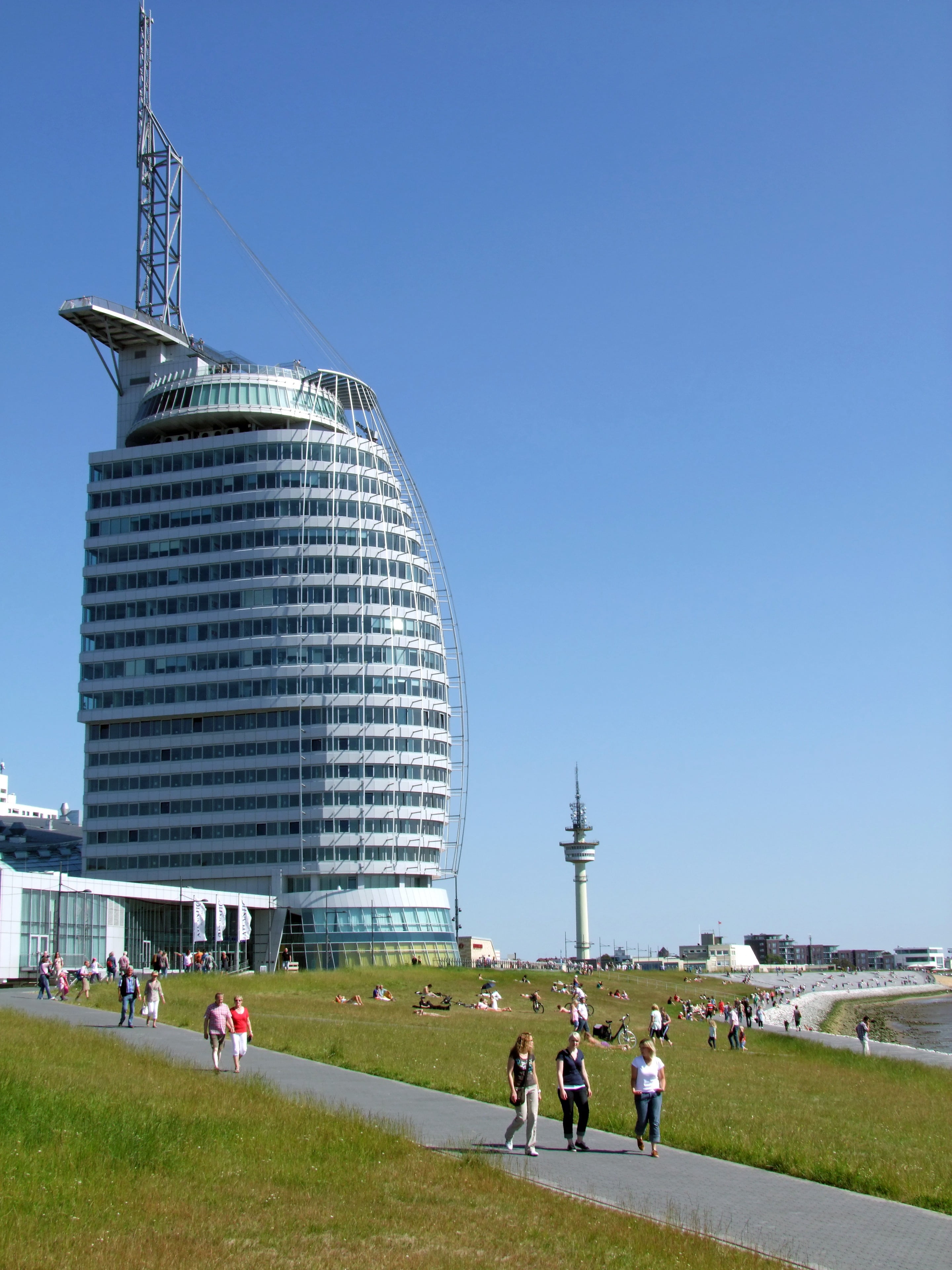 on the river weser, clear sky, incidental people, skyscraper, group of people, travel destinations, nature, tourism, outdoors, real people, sail city hotel, Phone HD Wallpaper