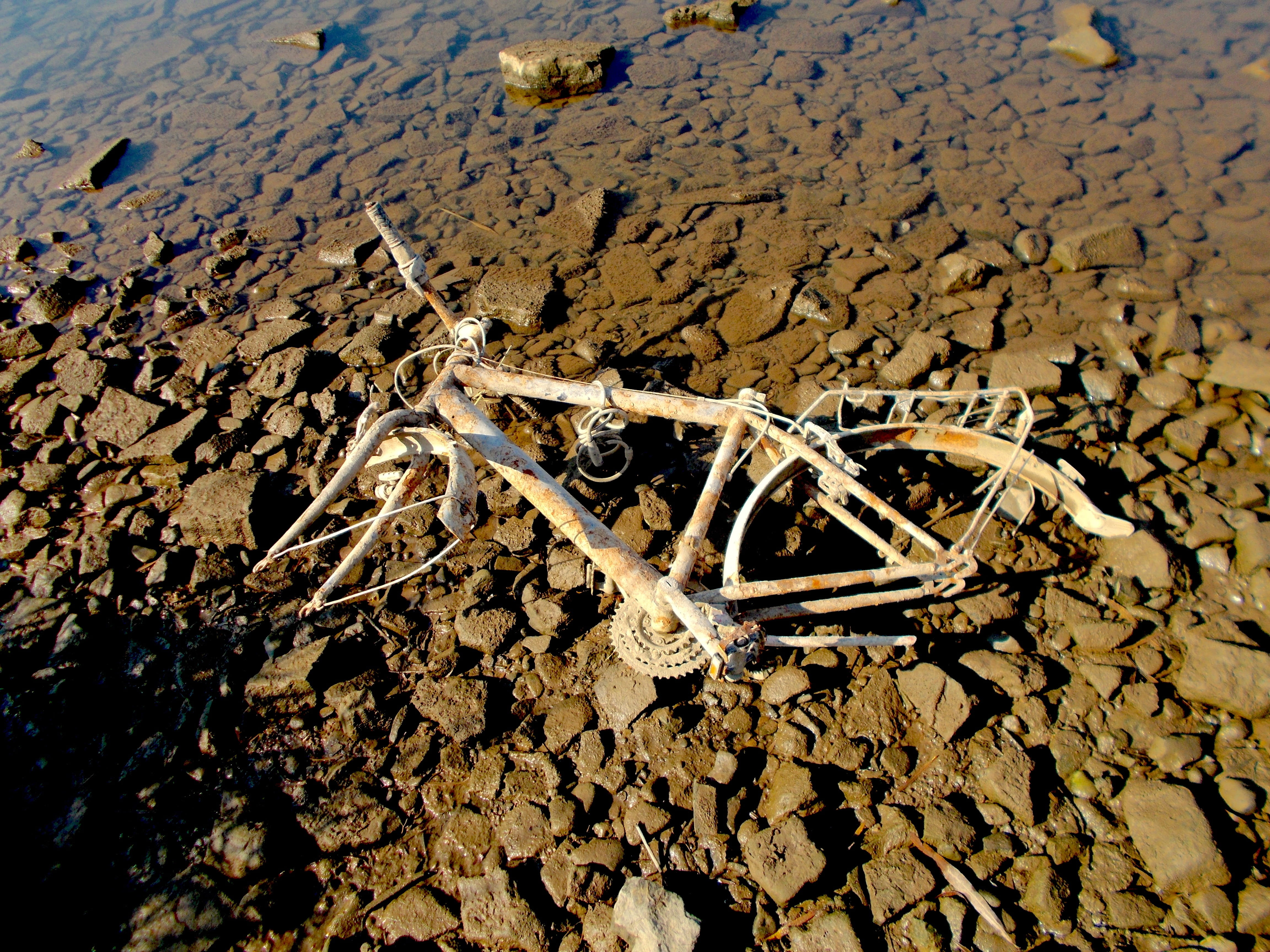 river, abandoned, clay, high angle view, disposed of, crab, mud, dirt, wet, rusted, wreck, pollution, environment, broken, bicycle wreck, wheel, day, sunlight, HD Wallpaper