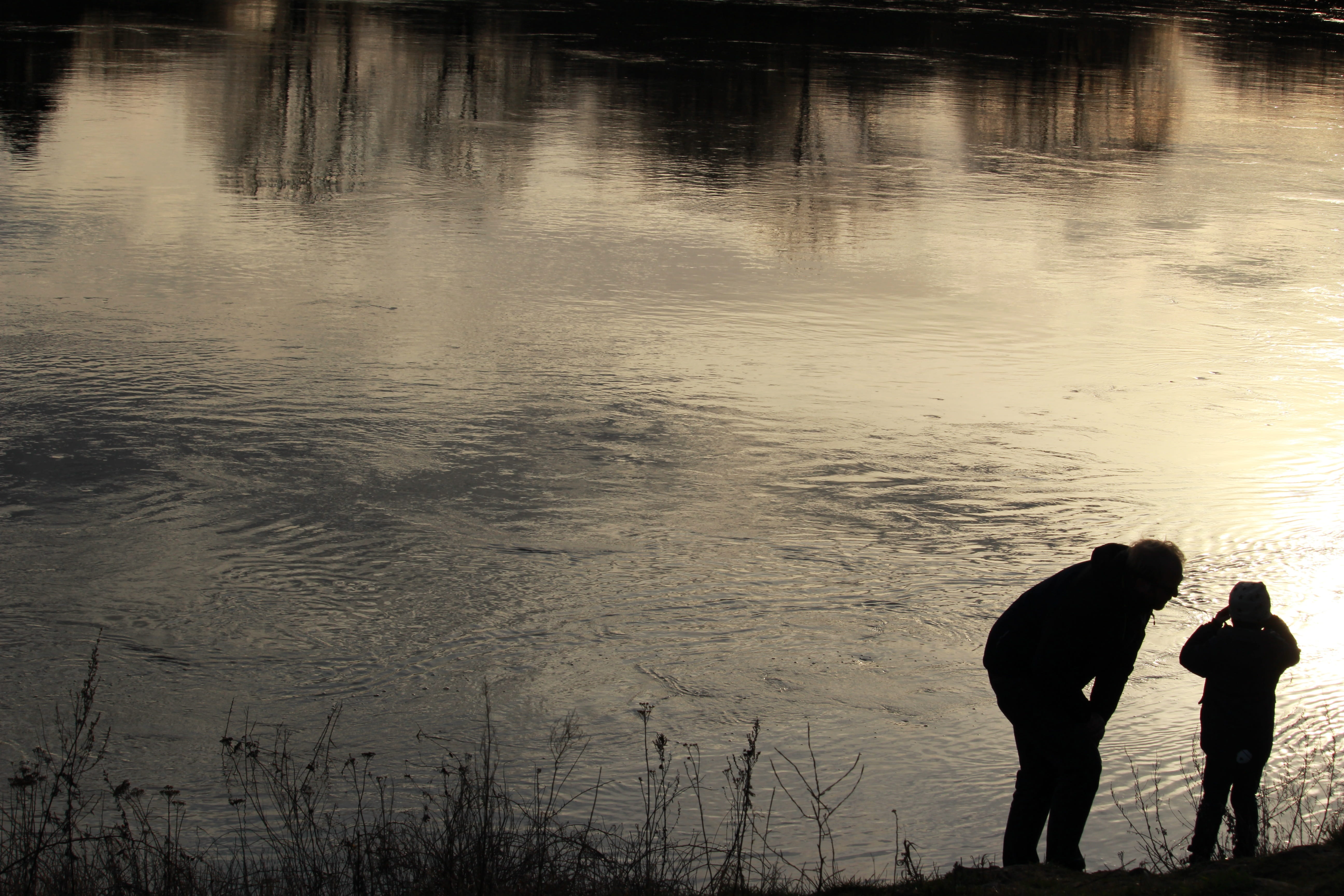 adult, man, evening, parents, son, togetherness, beach, people, women, reflection, weser, water, 5K, lifestyles, child, lakeshore, boy, men, real people, HD Wallpaper