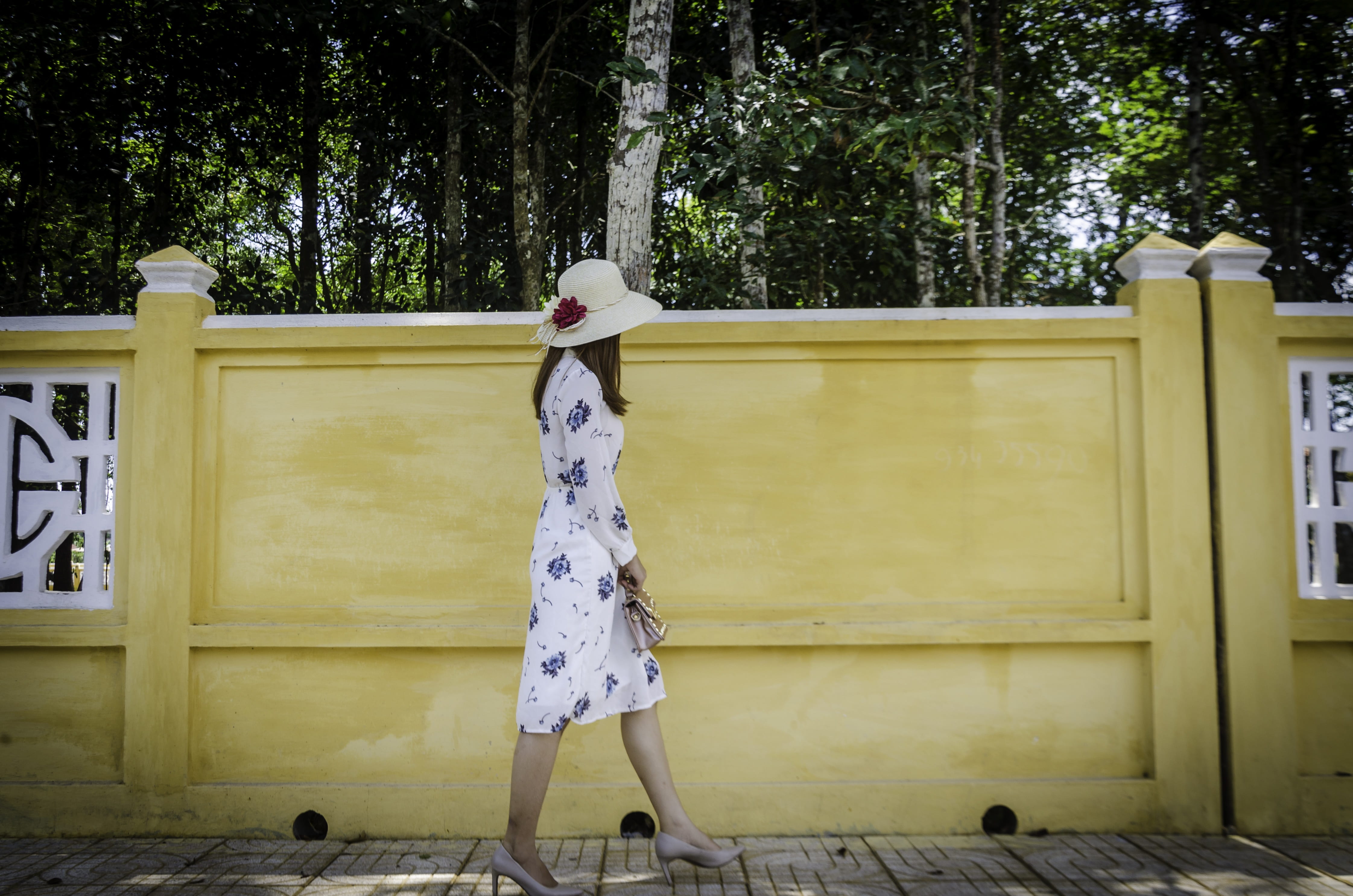 color, real people, women, ceiling tiles, lifestyles, building exterior, young, woman, hat, one person, near, outdoors, built structure, scenery, tree, HD Wallpaper
