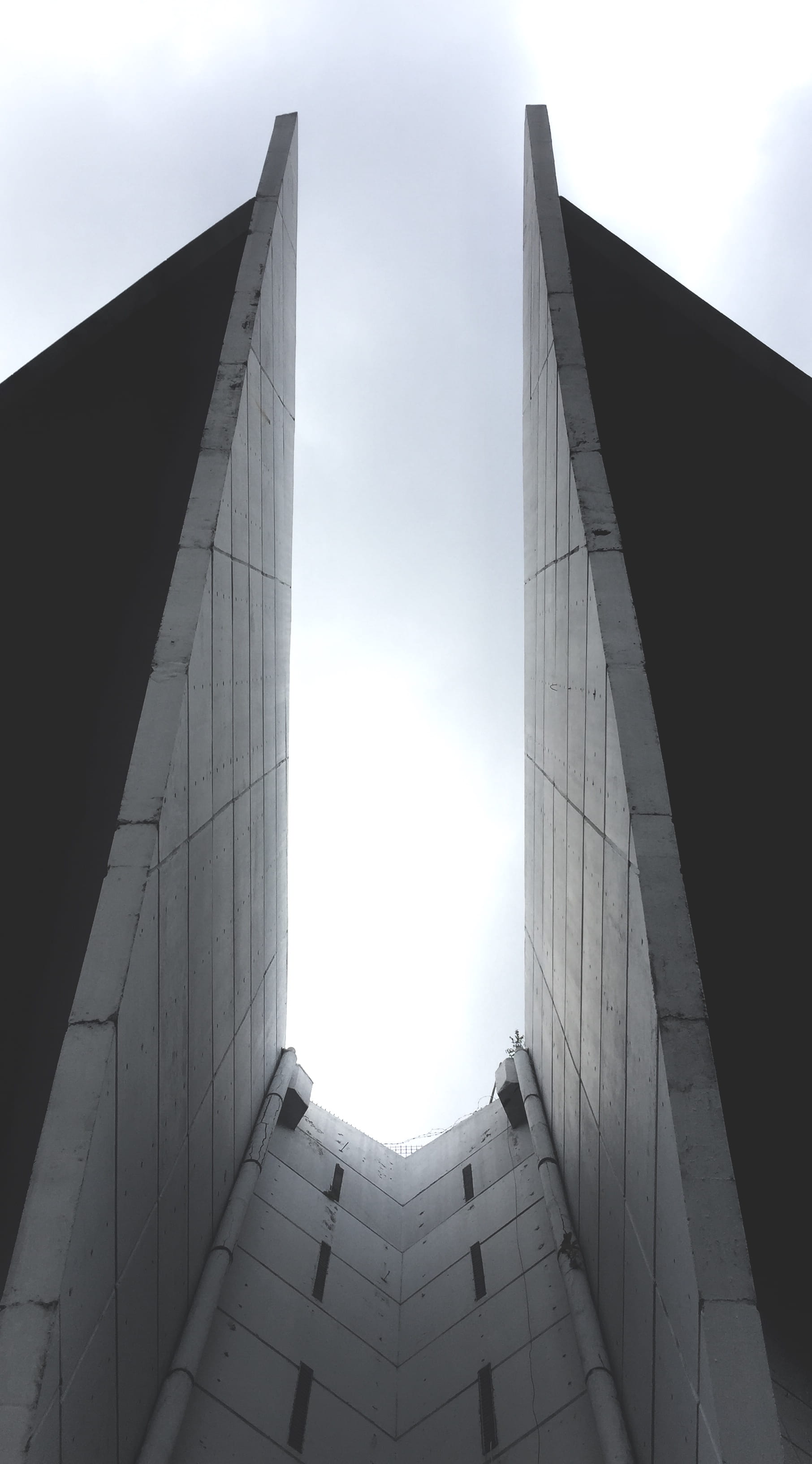monument, tall - high, nature, no people, office building exterior, architecture, modern, city, outdoors, 2K, day, building, sunlight, cloud - sky, wall - building feature, Phone HD Wallpaper
