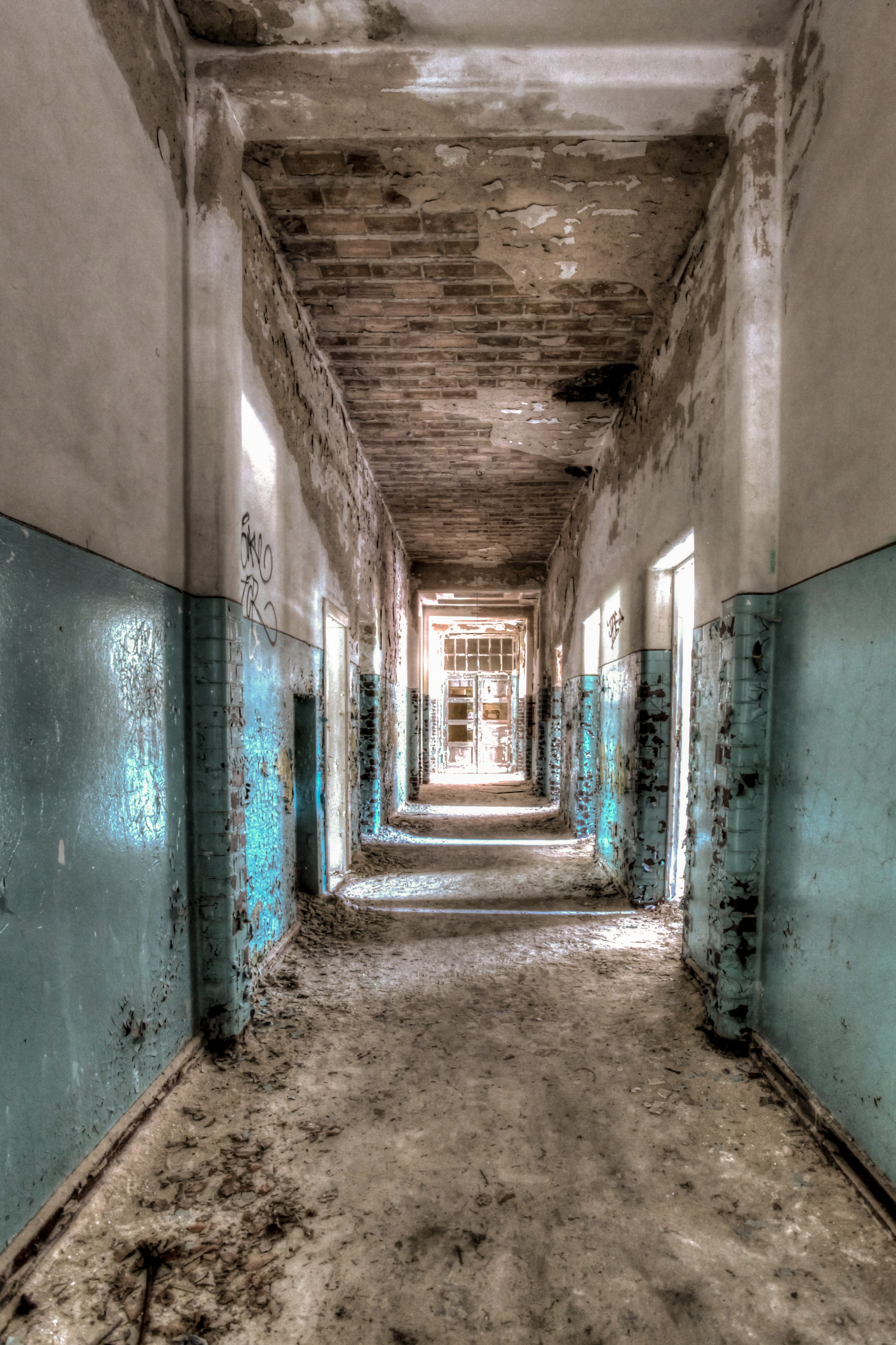 lost places, building, run-down, health resorts, dirty, ceiling, corridor, 5K, empty, abandoned places, ruined, places, ruin, architecture, arcade, deterioration, Phone HD Wallpaper