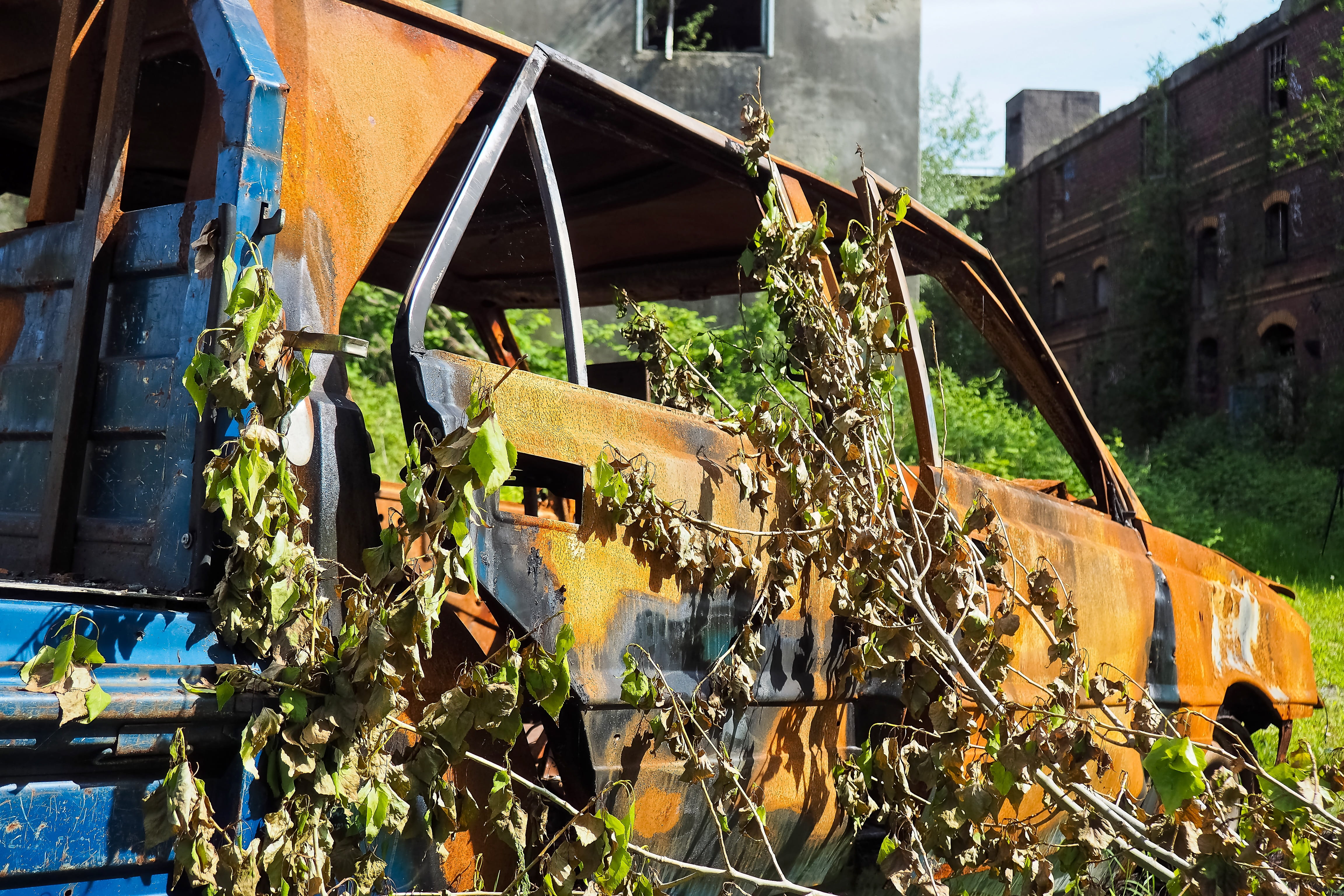 sunlight, car wreck, industrial building, deterioration, metal, machinery, destroyed, rusty, Wreck, run down, car plant, ruin, pforphoto, built structure, HD Wallpaper
