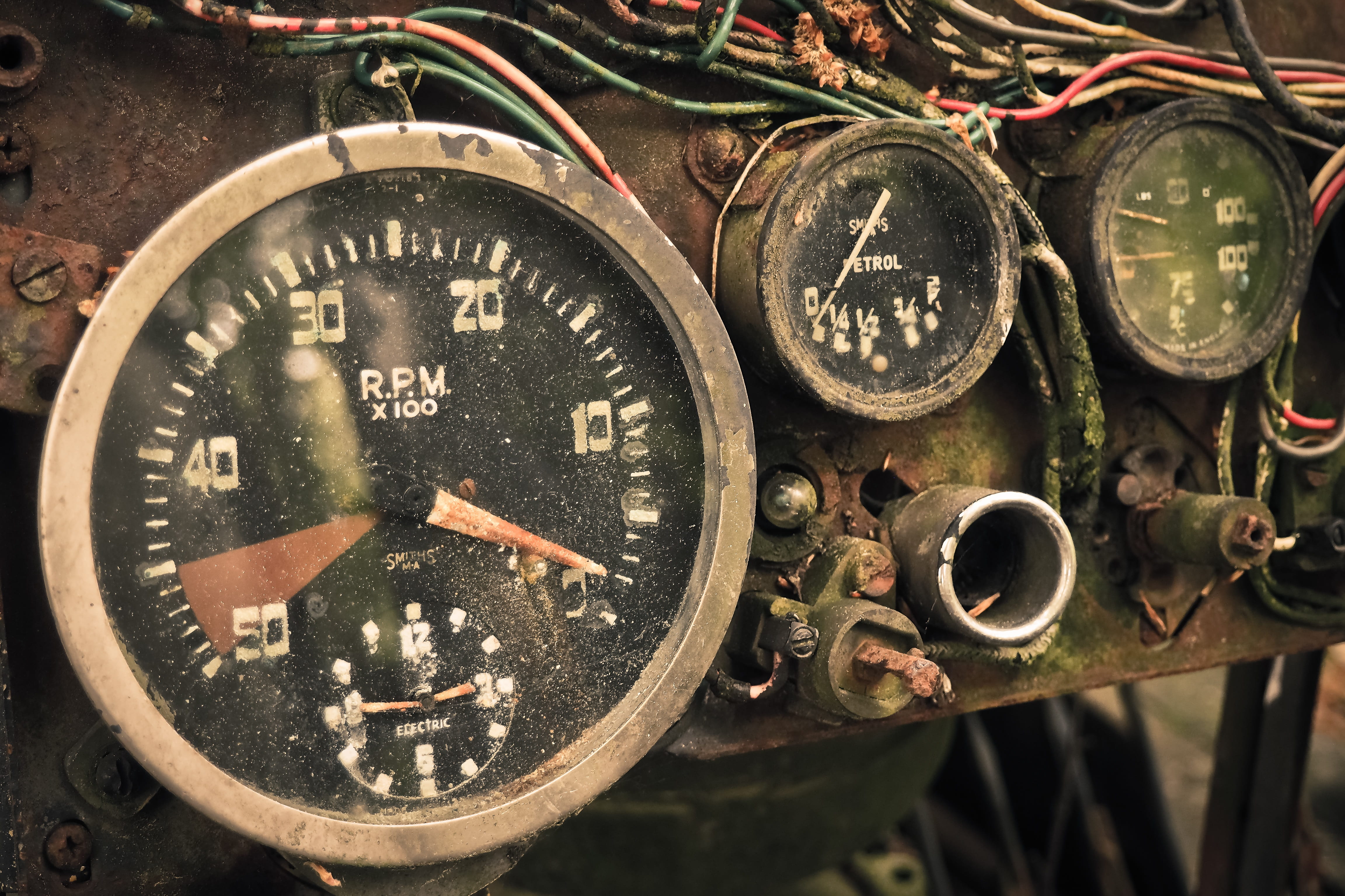rusted, vehicle, instrumental, cluster, no people, close-up, valve, history, deterioration, geometric shape, oldtimer, fittings, clock, pressure display, HD Wallpaper
