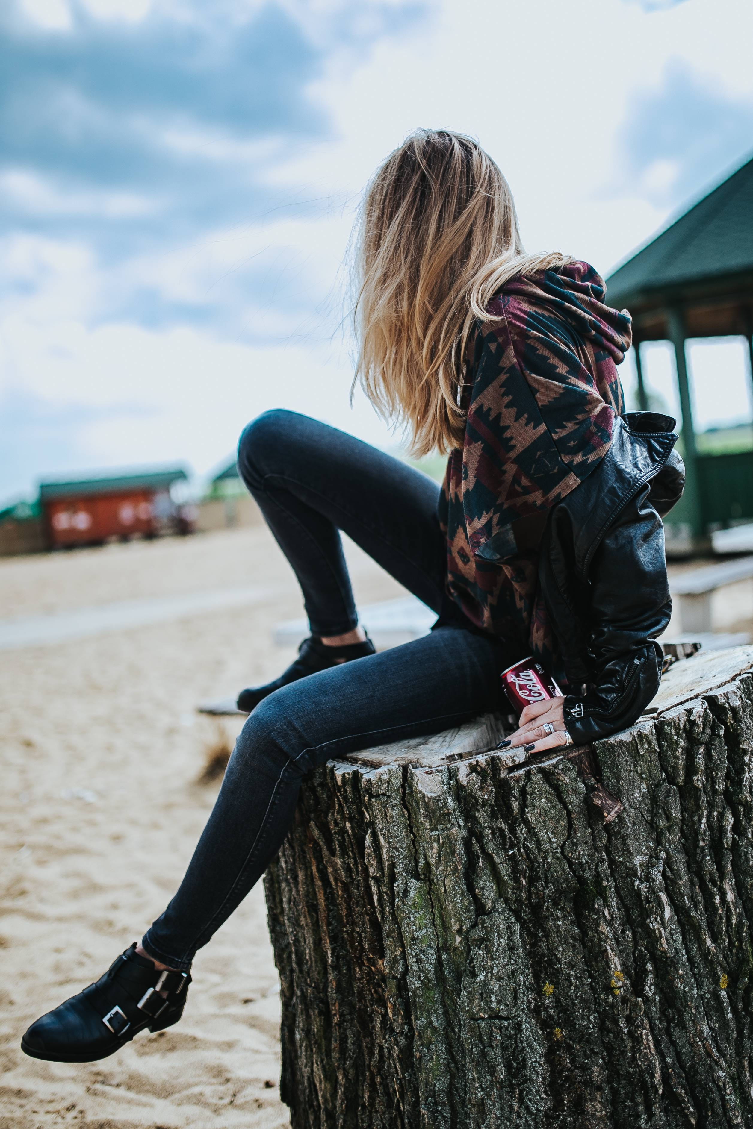 adult, sitting, Beautiful, casual clothing, focus on foreground, cloud - sky, lifestyles, can, people, blond Hair, sand, caucasian Ethnicity, 2K, tree stump, Phone HD Wallpaper