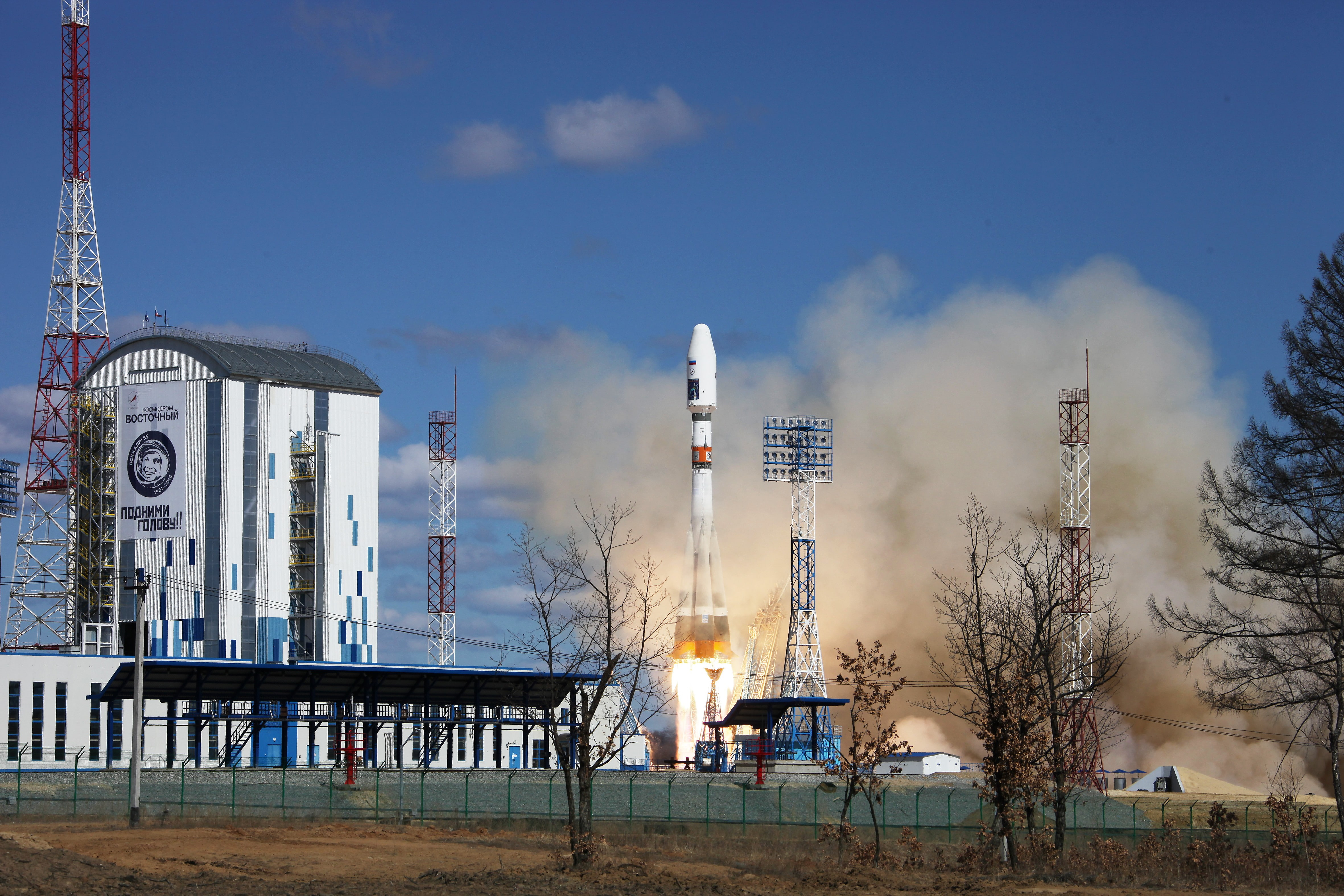nature, bare tree, Roscosmos, smoke - physical structure, sky, 4K, outdoors, tall - high, architecture, land, cloud - sky, factory, Soyuz, building exterior, HD Wallpaper