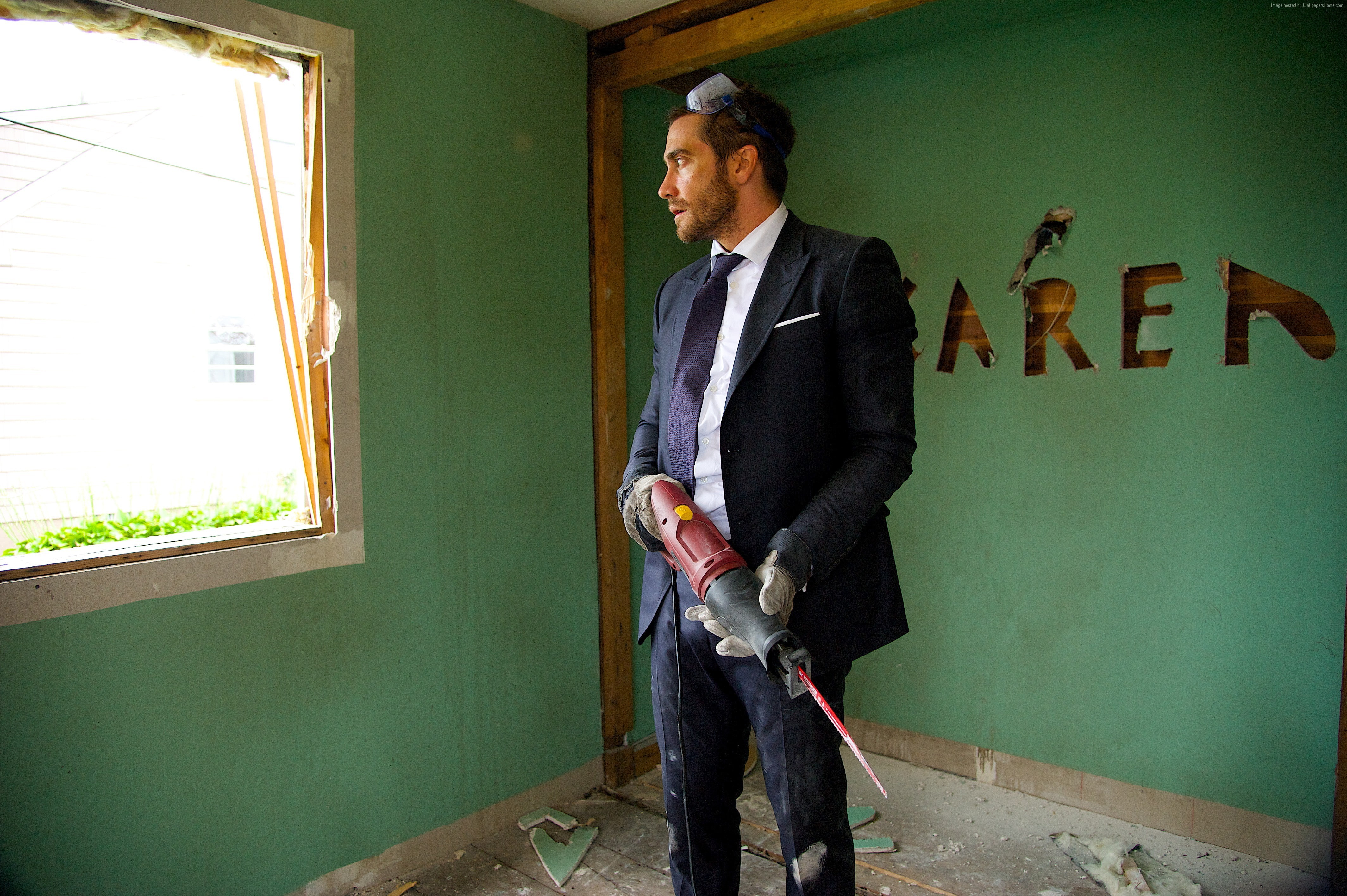 4K, day, standing, men, adult, Demolition, young adult, Jake Gyllenhaal, indoors, looking, best movies of 2016, holding, well-dressed, young men, suit, HD Wallpaper