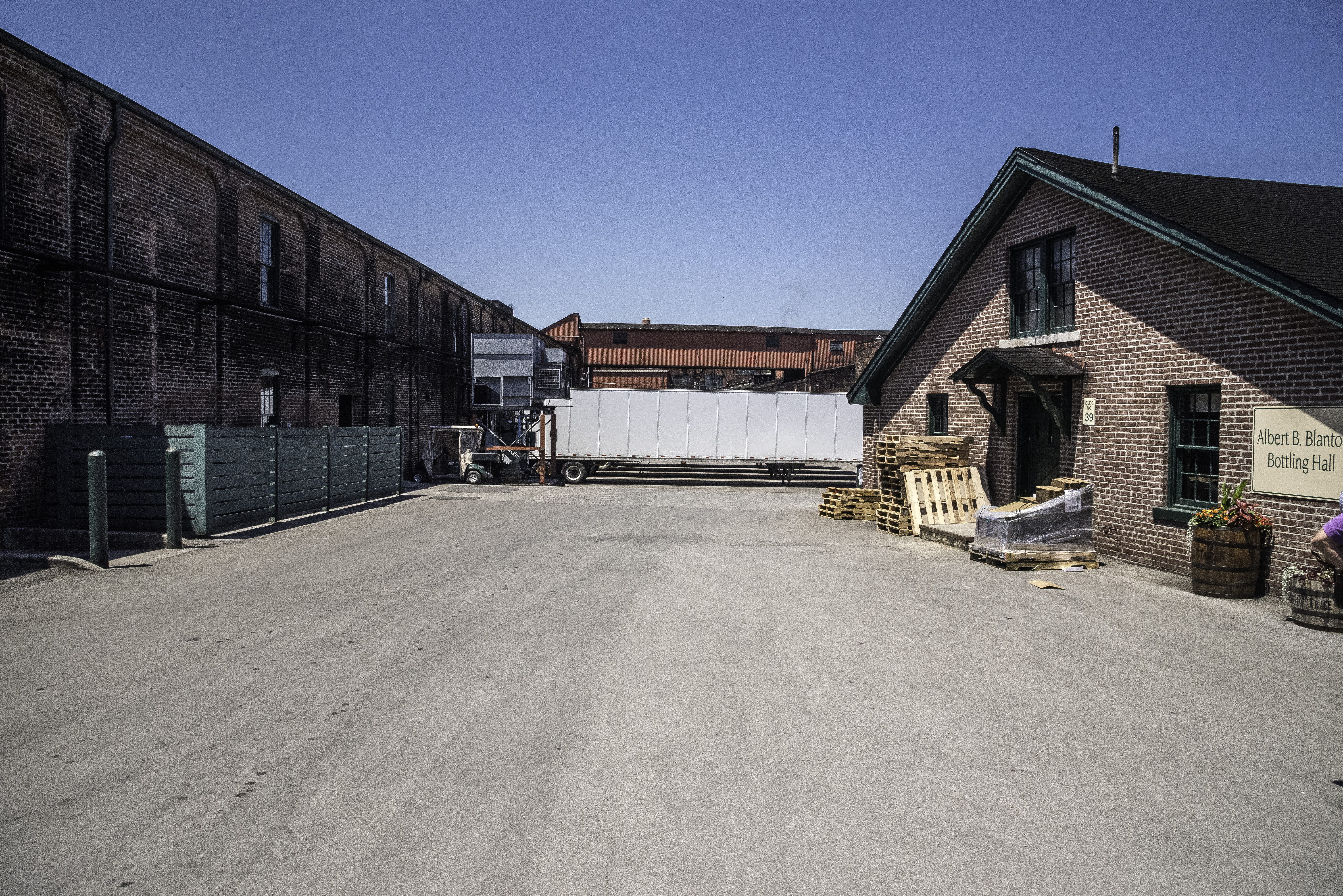 distillery, city, no People, 5K, residential district, pavement, Buildings, Buffalo Trace Distillery, house, building, old, sunlight, buffalo, cold temperature, HD Wallpaper
