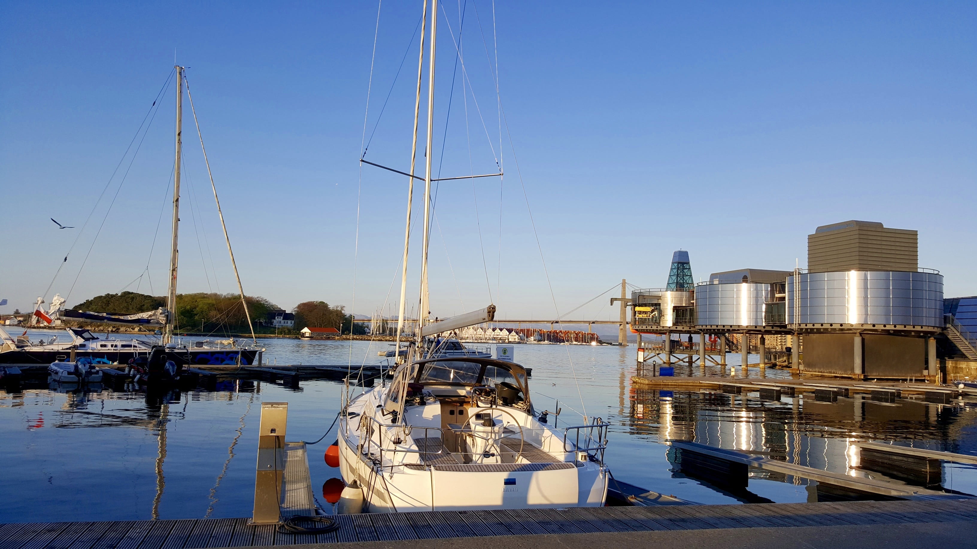 pole, moored, architecture, Petroleum, industry, sailboat, oljemuseum, reflection, clear sky, nautical vessel, yacht, oil, sky, mode of transportation, HD Wallpaper