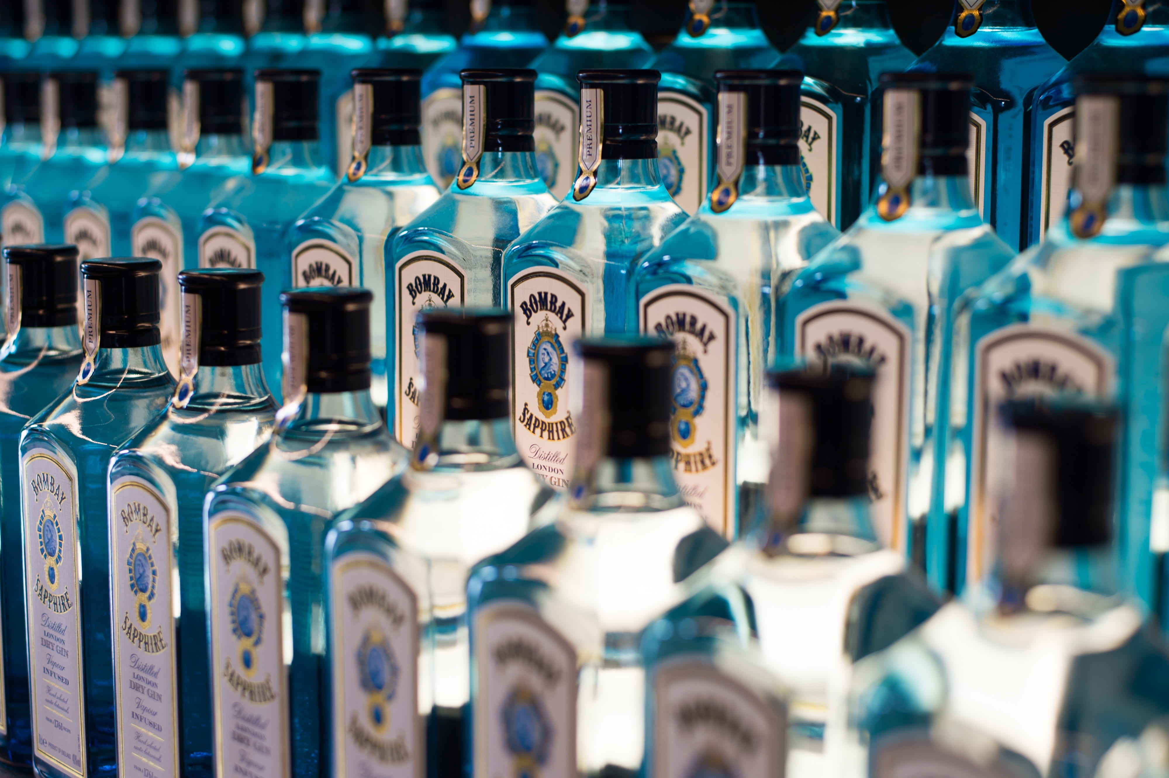 glass - material, bottle, alcohol, distilled, large group of objects, container, abundance, side by side, beverage, in a row, arrangement, refreshment, HD Wallpaper