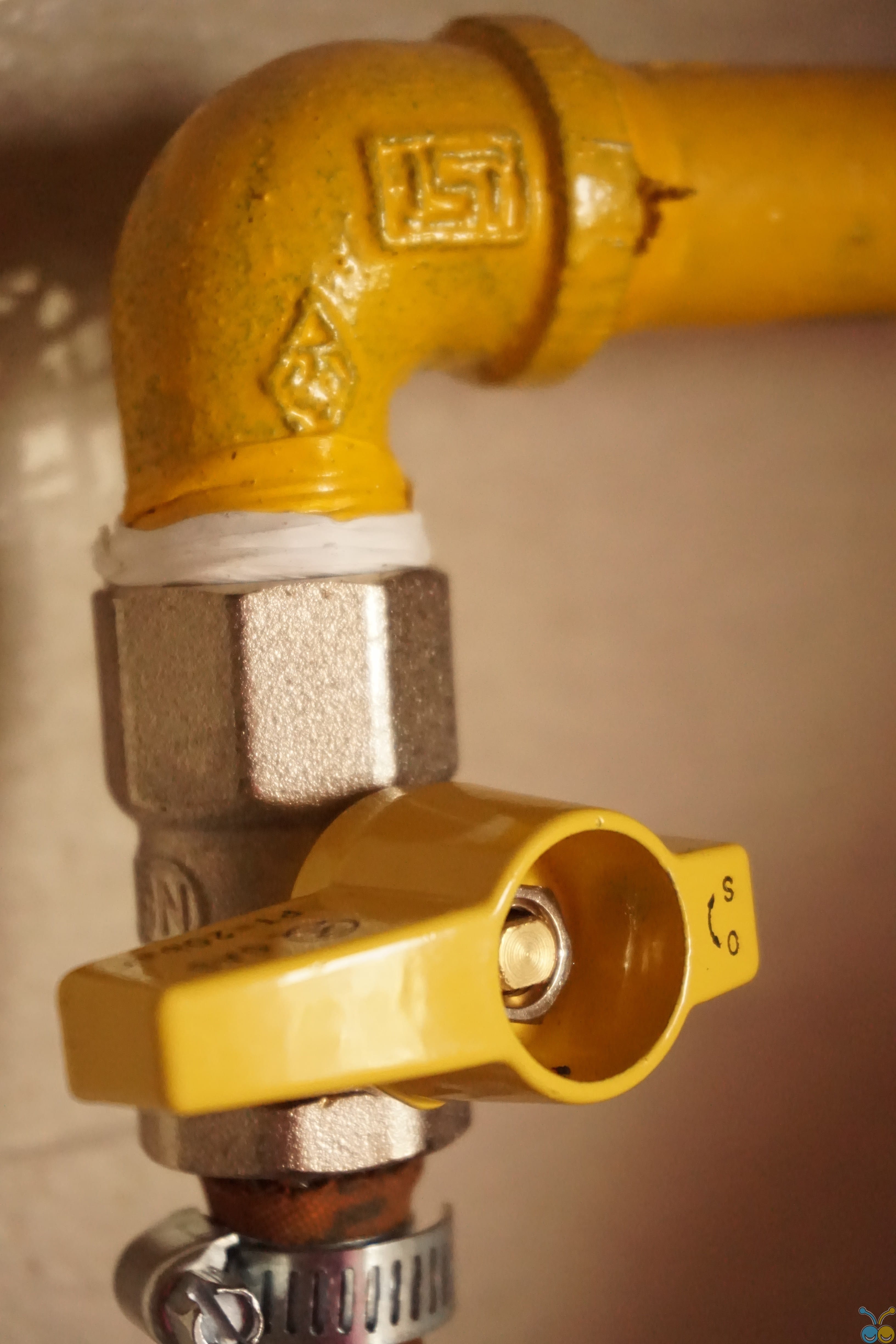 technology, studio shot, plastic, single object, gas, tool, gold colored, business, knob, industry, pressure, convenience, 4K, no people, equipment, faucet, Phone HD Wallpaper