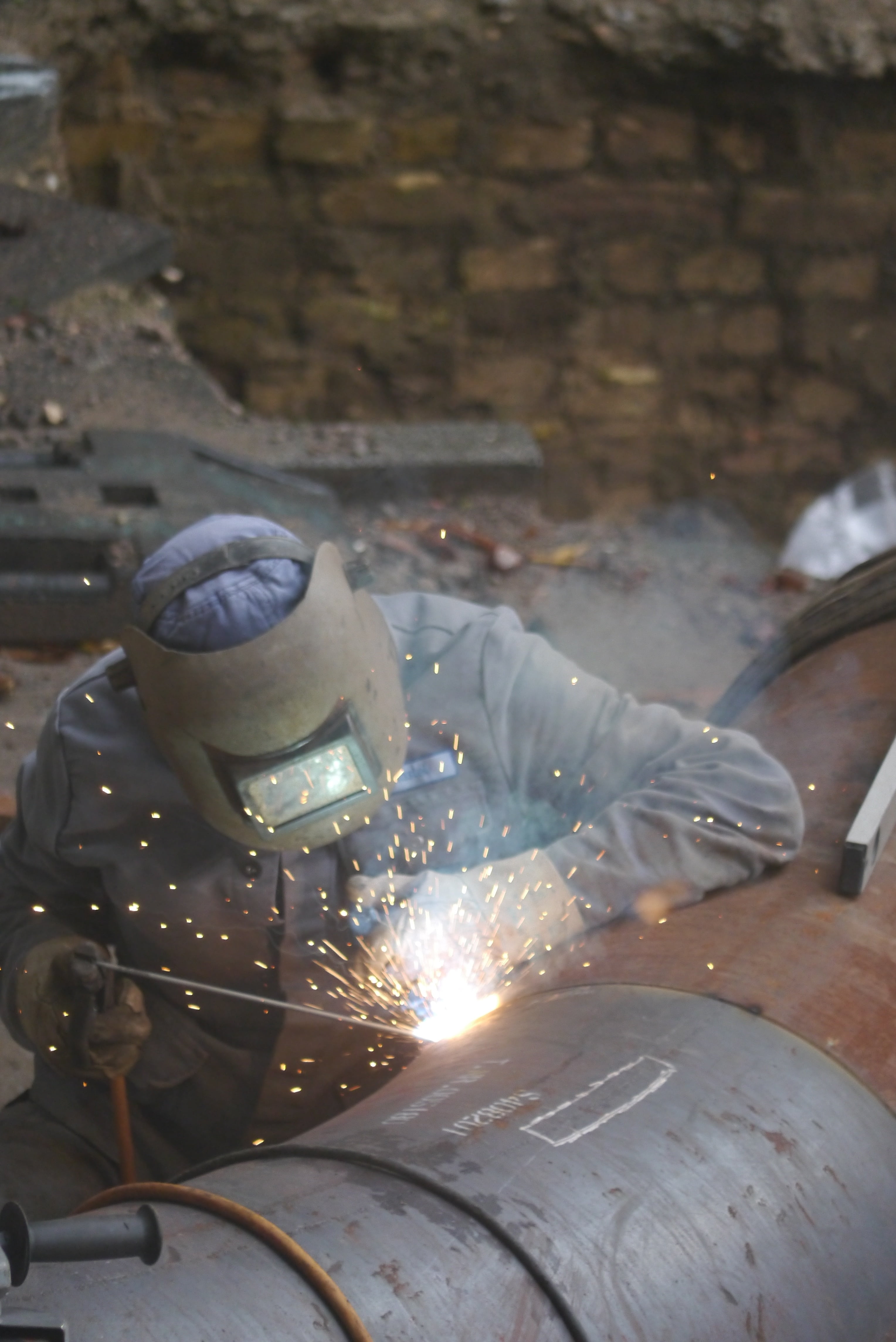 motion, one person, safety, welder, iron - metal, weld, working, security, hot, metal industry, metal, blurred motion, spray, sparks, radio, welding, indoors, Phone HD Wallpaper