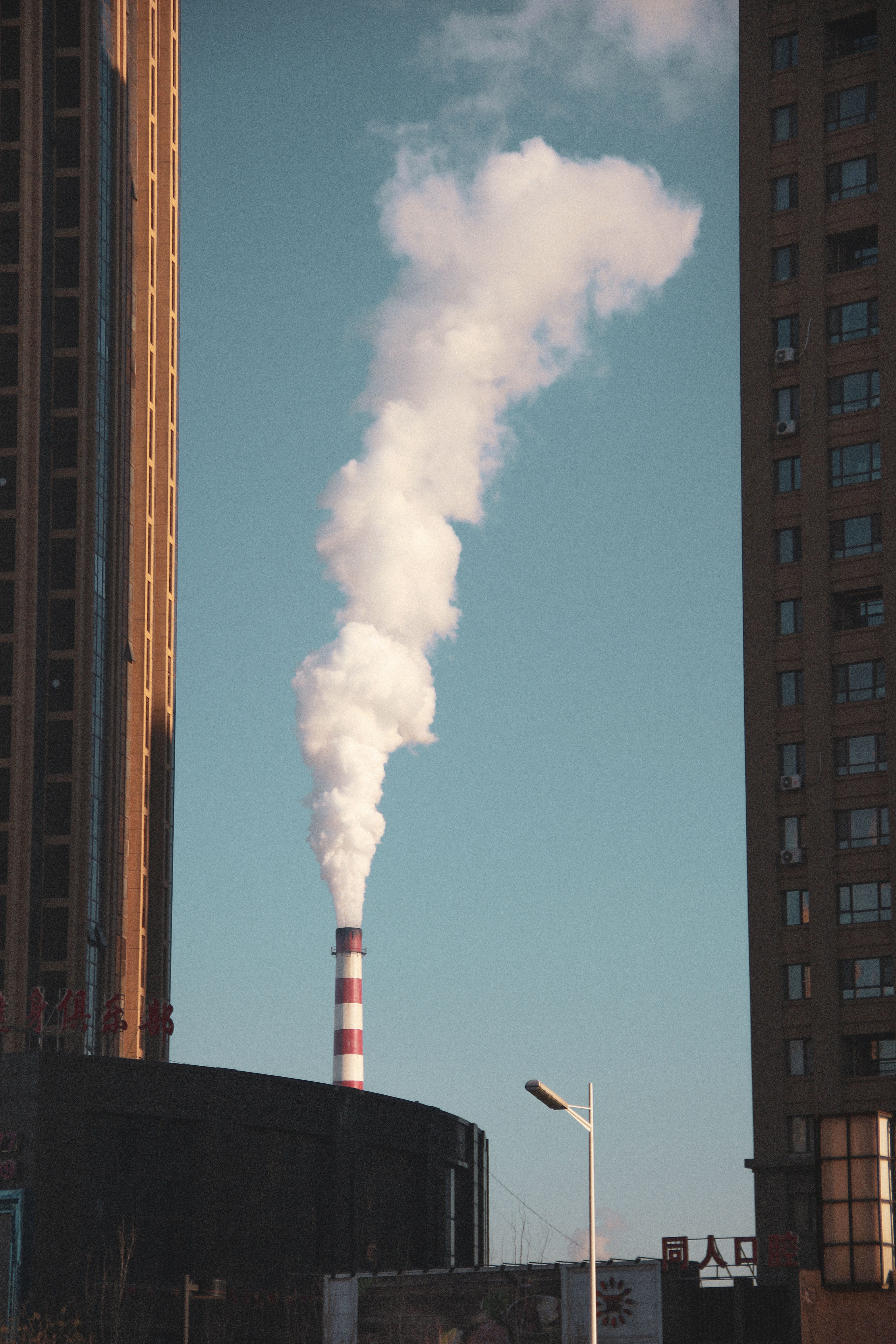 environmental issues, 5K, built structure, high rise, fumes, no people, air pollution, building, smoke, shenyang, town, outdoors, atmospheric, chimney, Phone HD Wallpaper