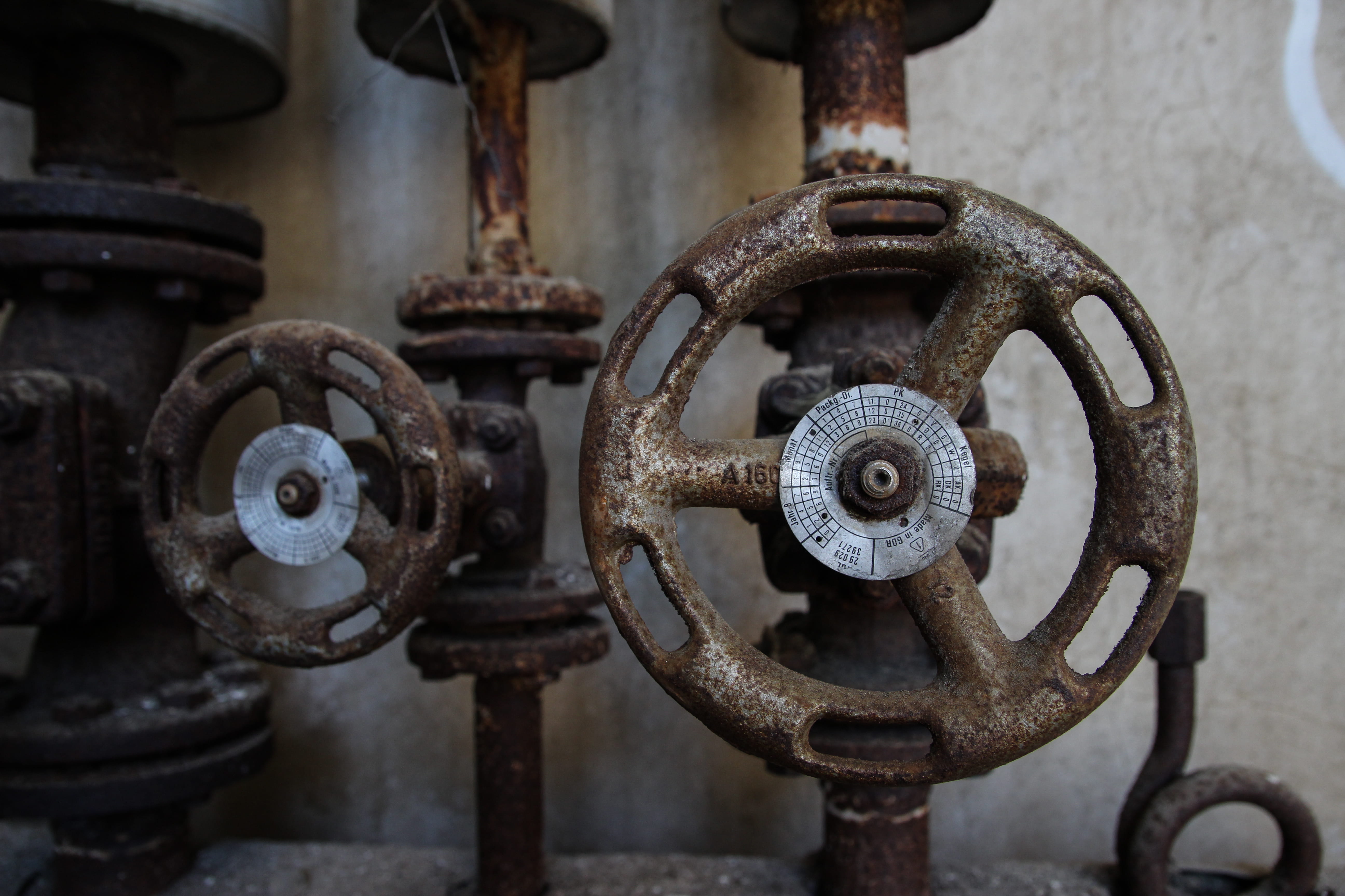 industrial equipment, flugelhorn, germany, gear, light fixture, geometric shape, deterioration, machine, circle, old, drive shaft, rusty, indoors, vogelsang, HD Wallpaper