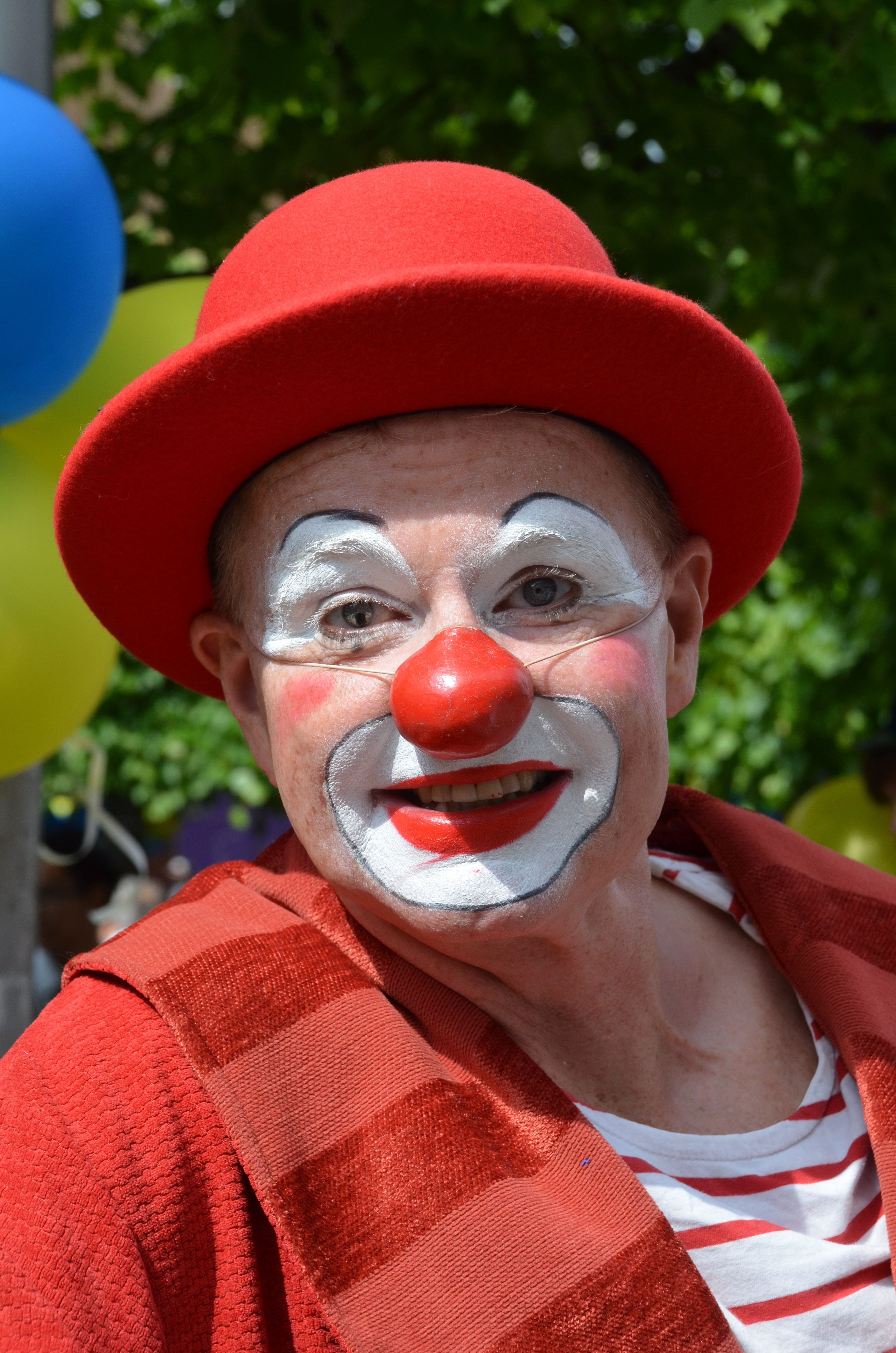 4K, grin, snoot, smiling, day, cabaret artist, hat, red nose, circus, red, real people, headshot, clown, human body part, artist, comedian, cabaret artiste, Phone HD Wallpaper