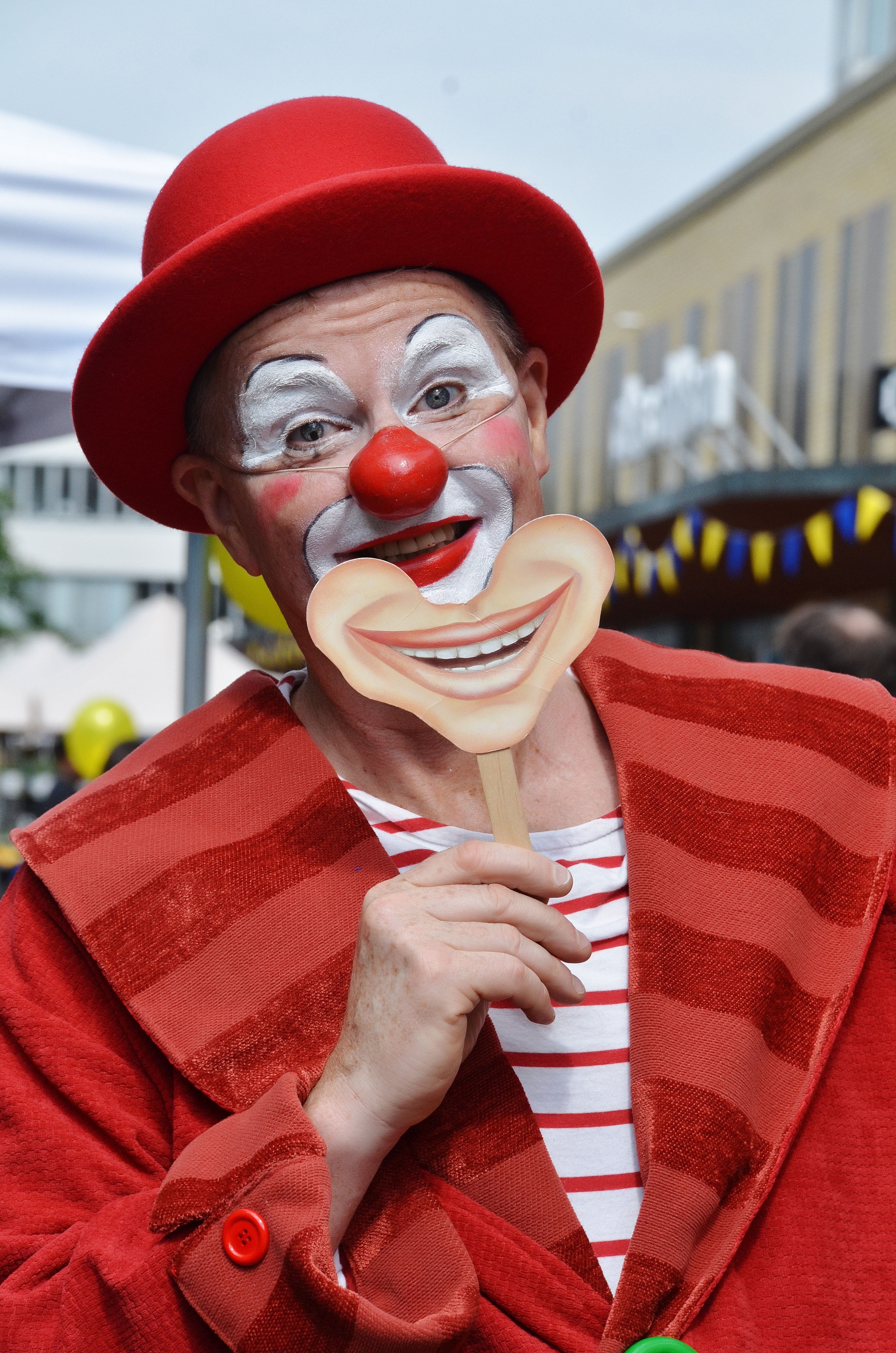 red nose, comedian, indulgence, food, costume, make-up, headshot, artist, cabaret artiste, red, people, front view, face, nose, 4K, temptation, real people, Phone HD Wallpaper