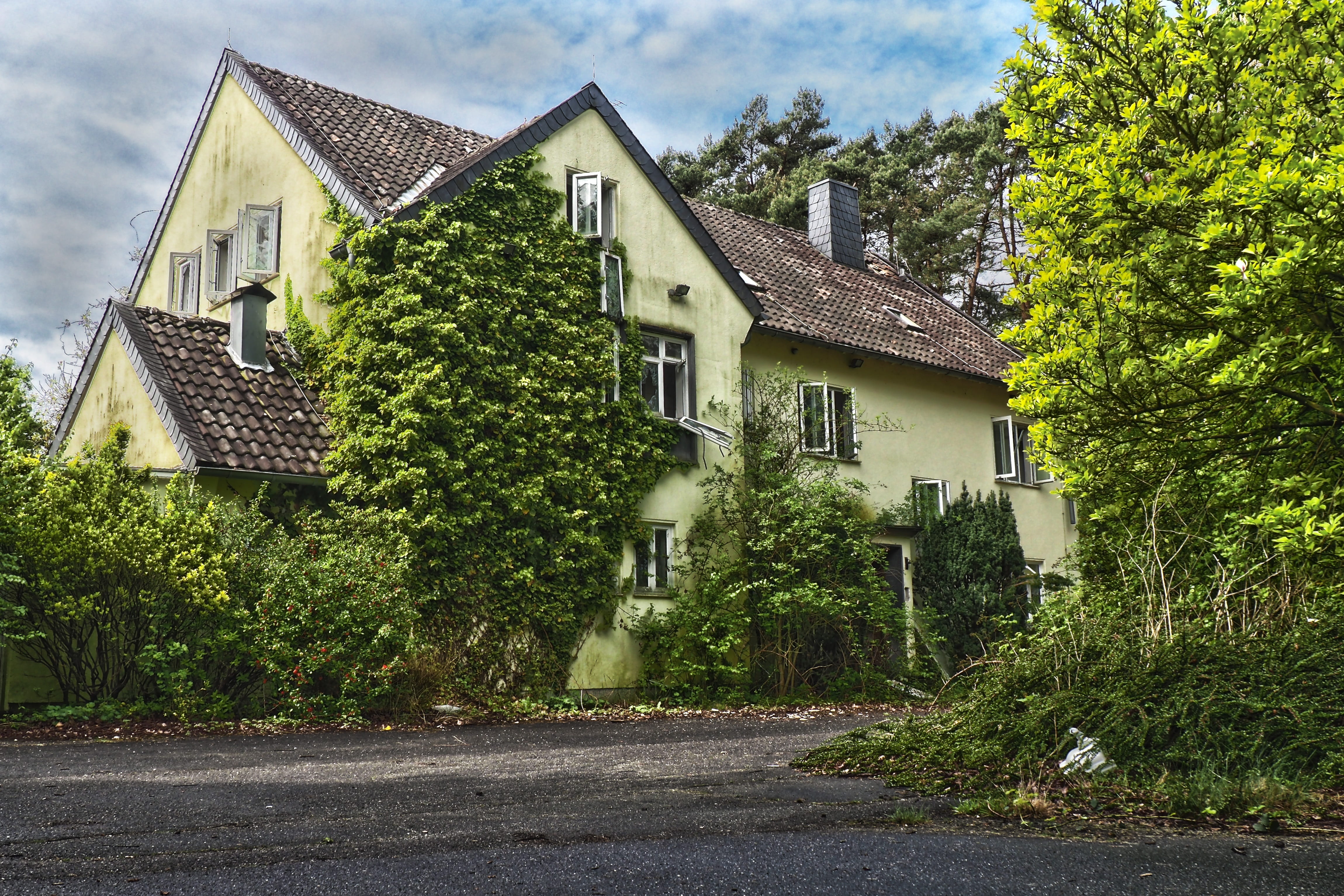 spring, lost, sky, break up, run down, grass, forgotten places, architecture, neglected, pforphoto, abandoned, ailing, grasses, built structure, home, garden, HD Wallpaper