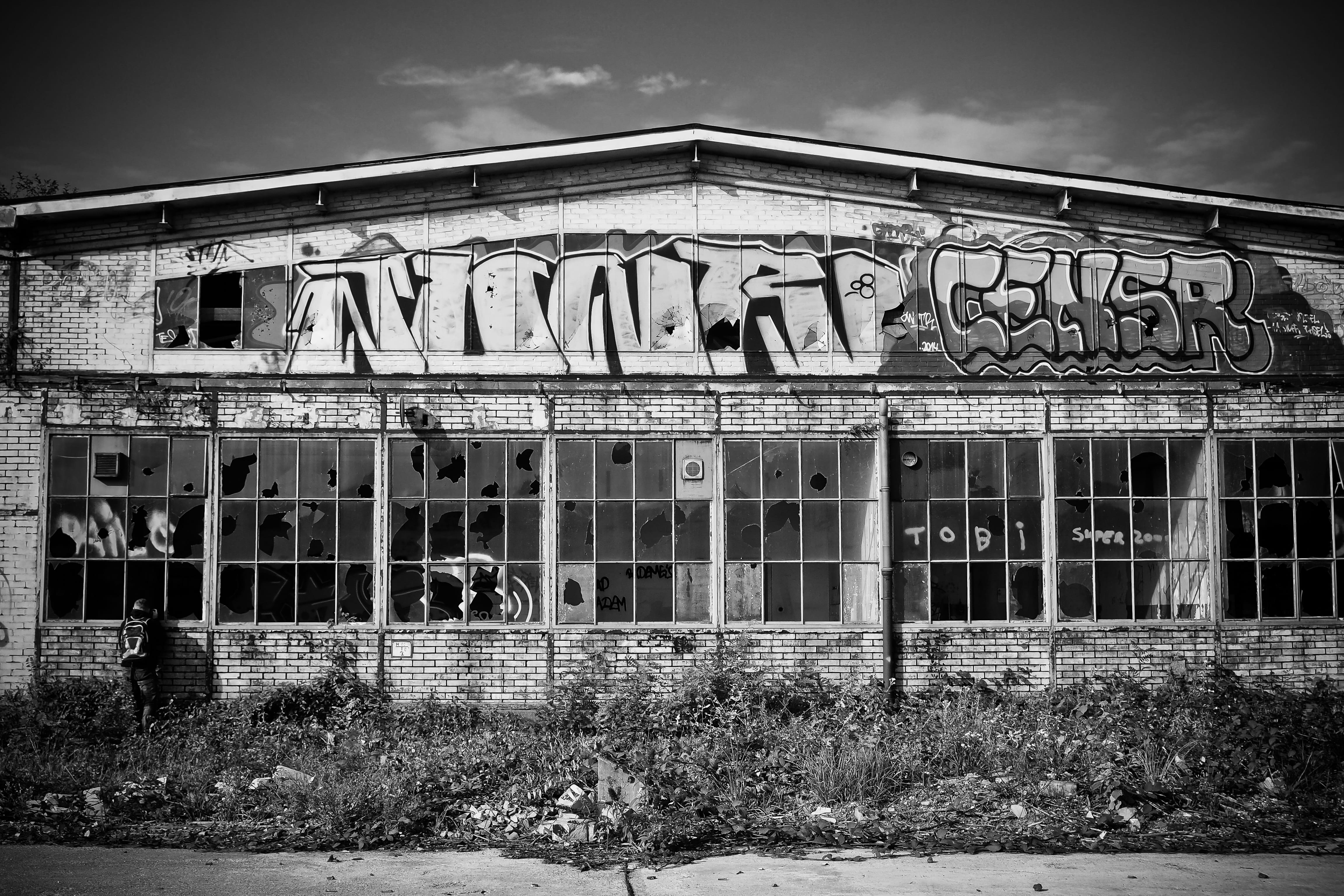 black white, dirt, transience, maschinenhalle, forget, black and white, stainless, ruin, past, masonry, sky, chimney, facade, destruction, break up, entrance, HD Wallpaper