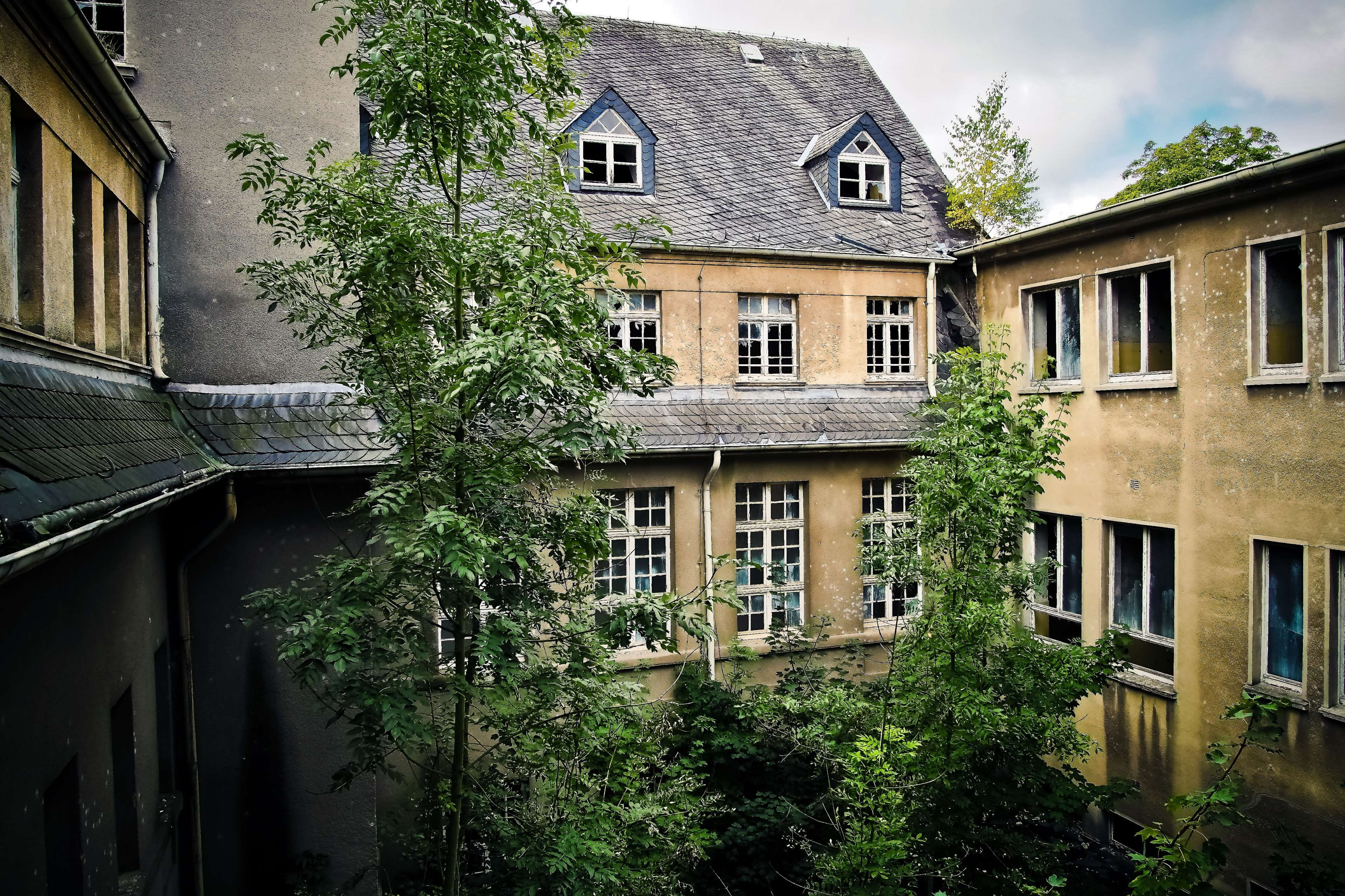 4K, dilapidated, outdoors, day, building exterior, sky, architecture, morbid, lapsed, atmospheric, break up, residential district, mood, city, apartment, HD Wallpaper