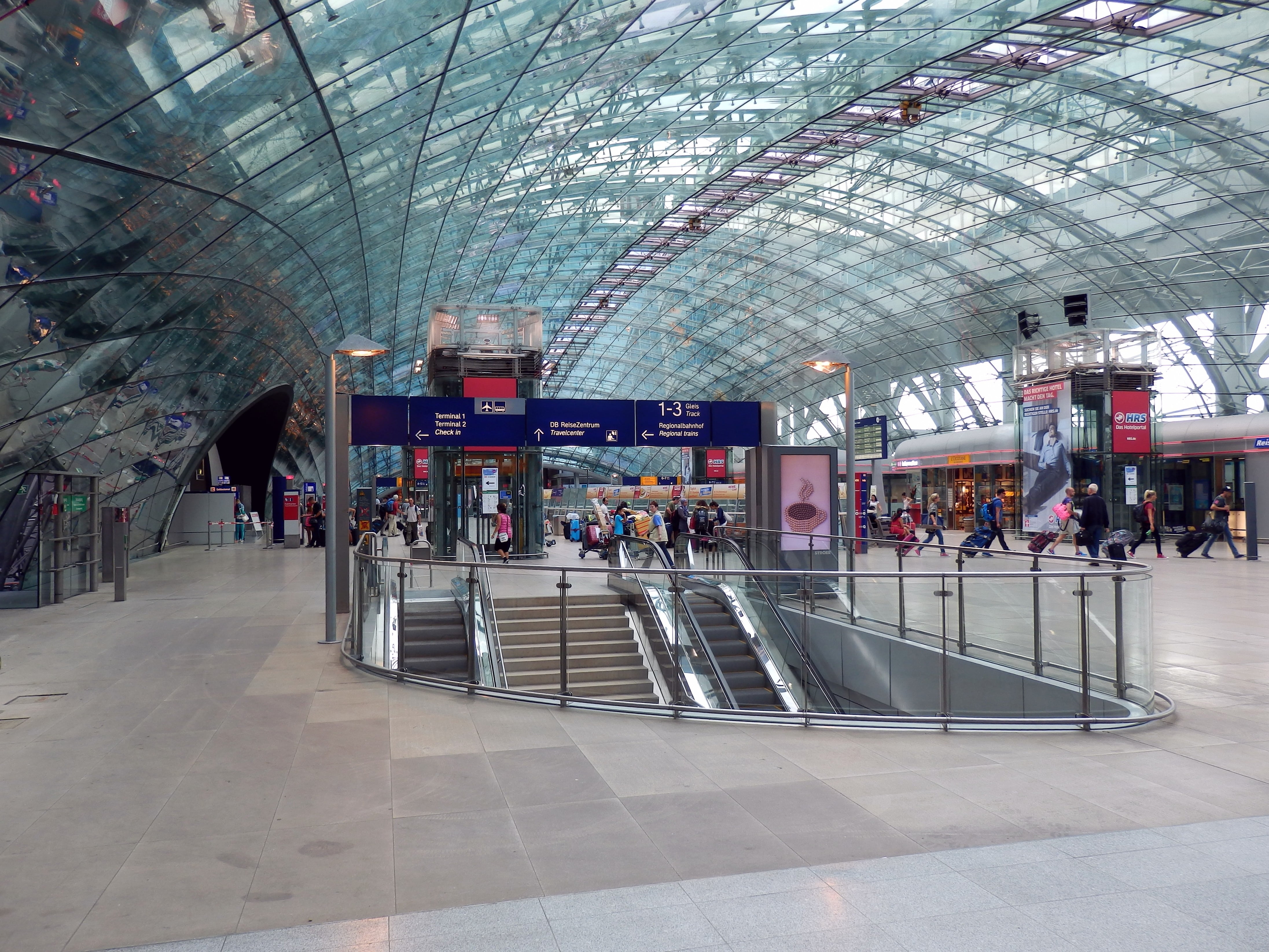 4K, day, incidental people, travel, modern, escalator, wide, flooring, men, large group of people, transparency, group of people, hall, lifestyles, glass roof, HD Wallpaper