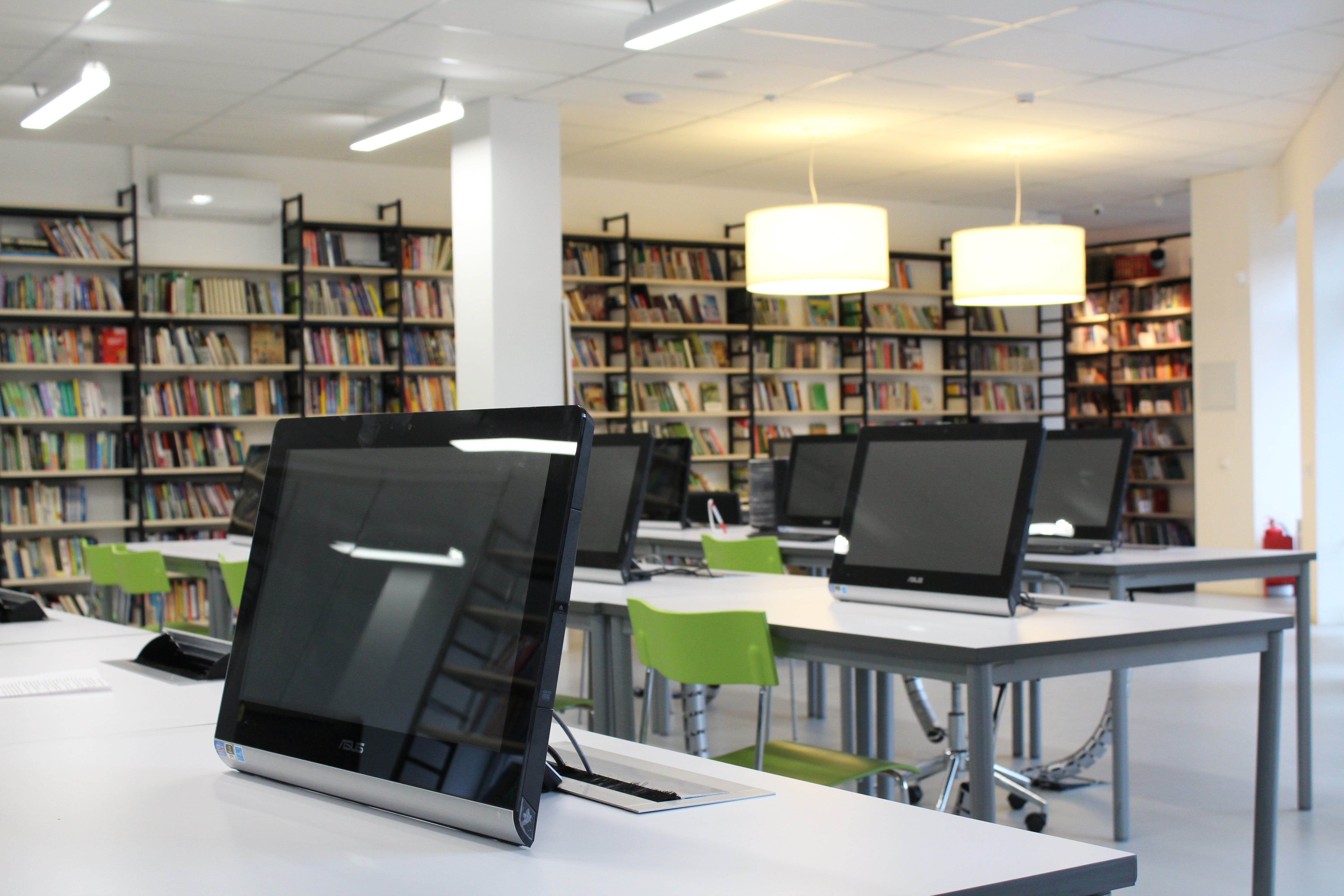 no people, courses, class, technology, modern, furniture, hall, large group of objects, black, 5K, book, monitors, indoors, tables, computer equipment, HD Wallpaper