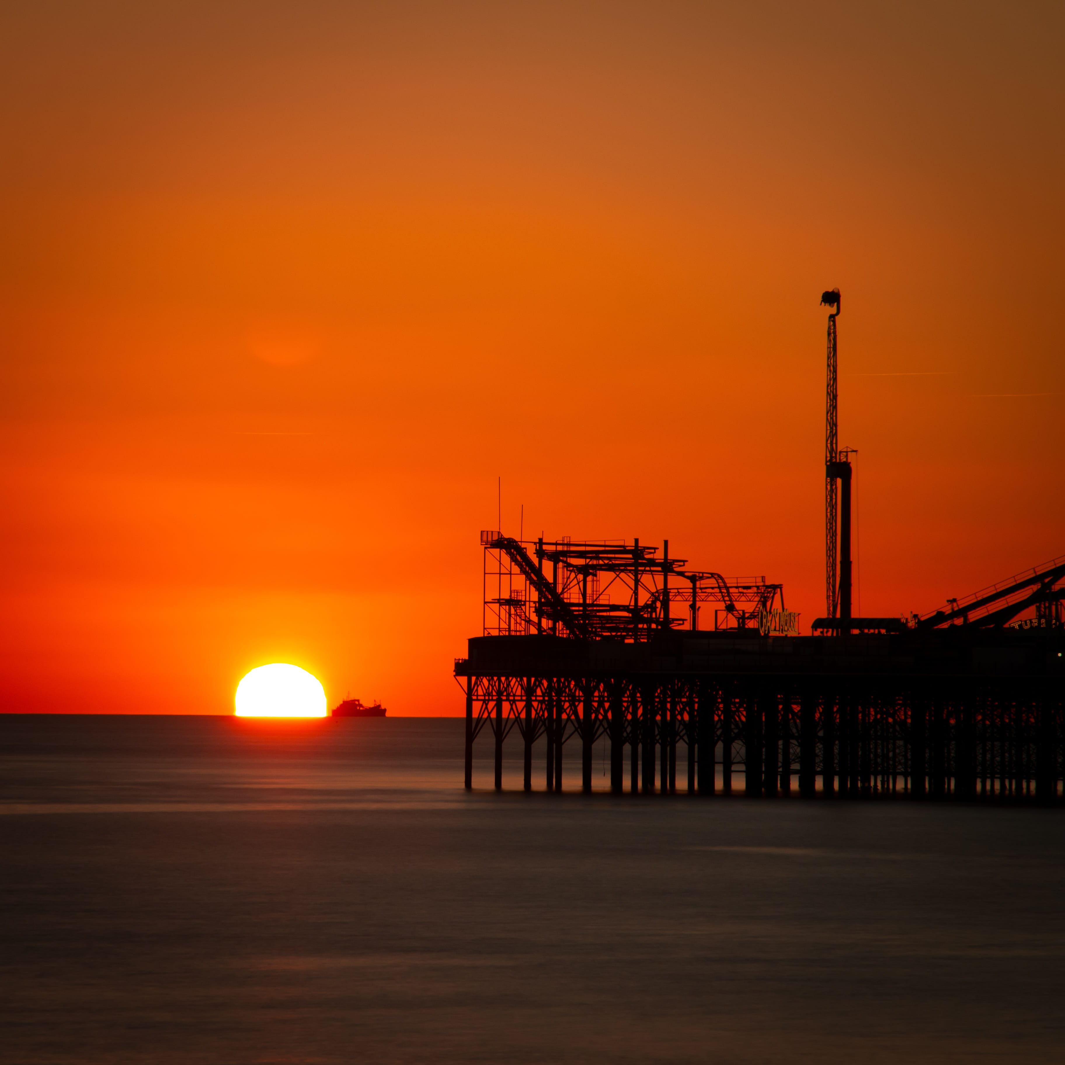 park, sun, fun fair, architecture, sky, water, pier, fossil fuel, oil industry, offshore platform, brighton, activities, scenics - nature, coastal, nature, Phone HD Wallpaper