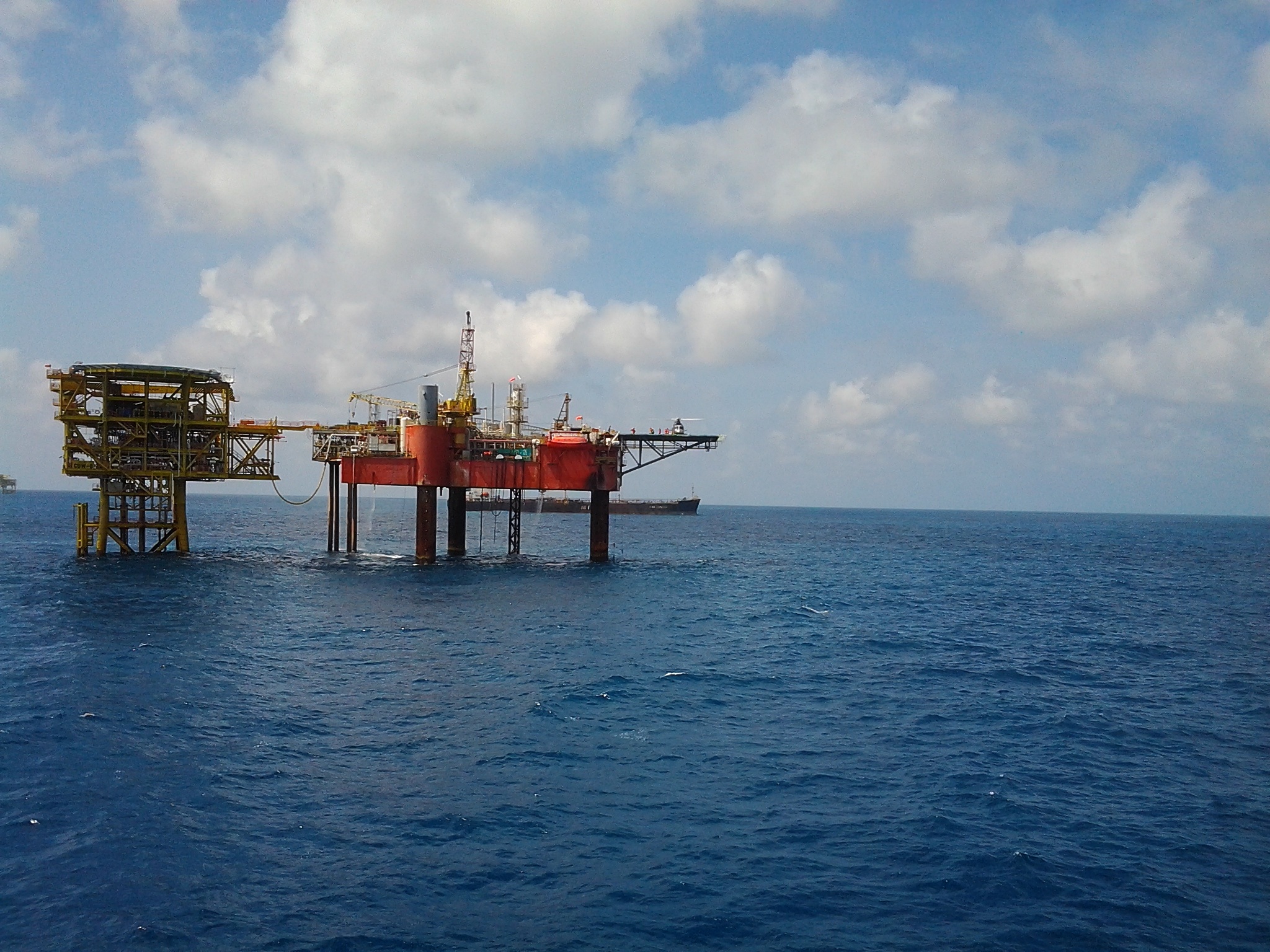 cloud - sky, sea, drilling rig, horizon, professional, nature, no people, blue sky, oil, offshore platform, water, fossil fuel, oil industry, indonesia, HD Wallpaper