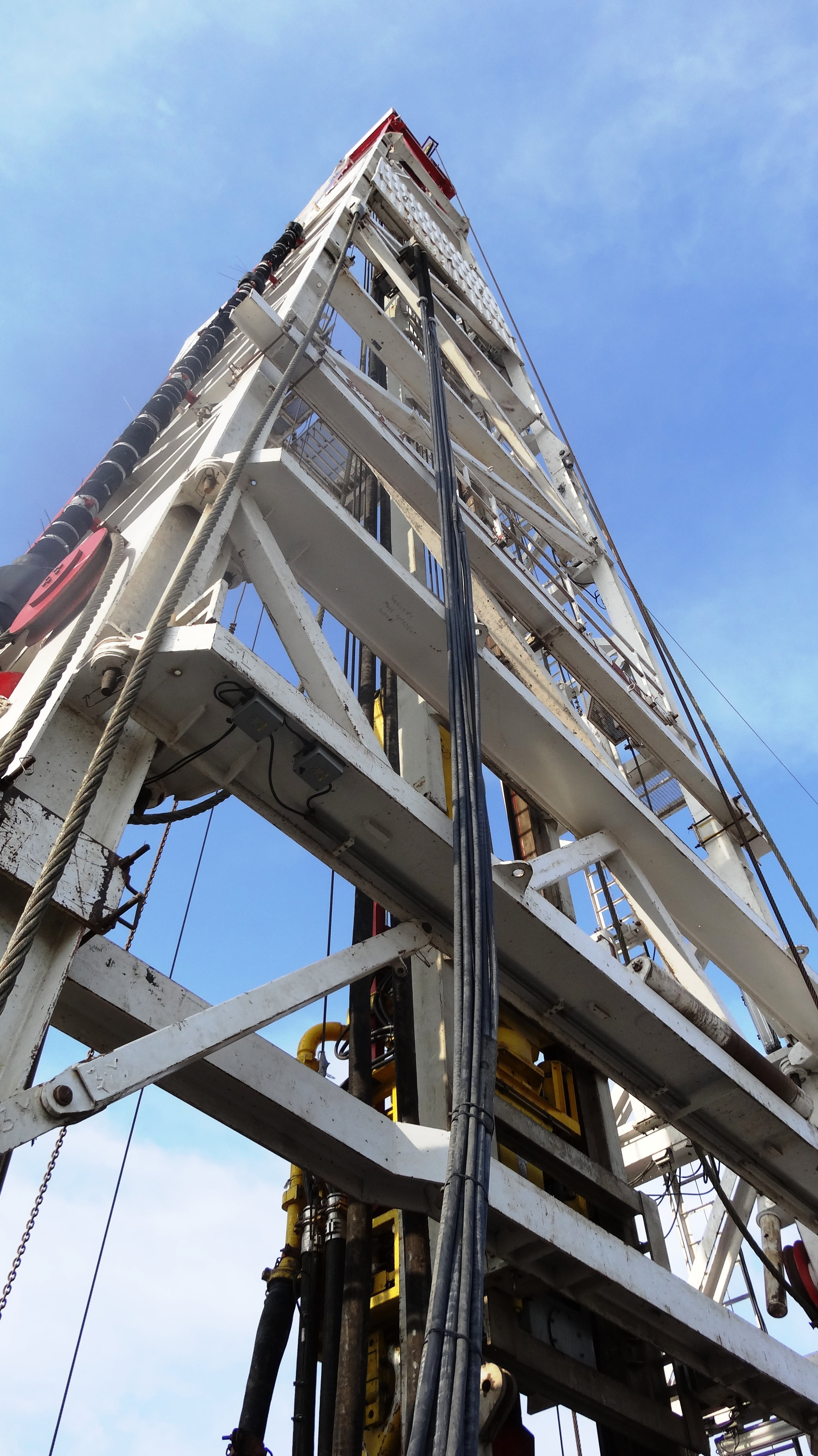 sunlight, construction industry, search, 4K, building exterior, oil rig, bridge, wood - material, drilling rig, day, bridge - man made structure, metal, Phone HD Wallpaper