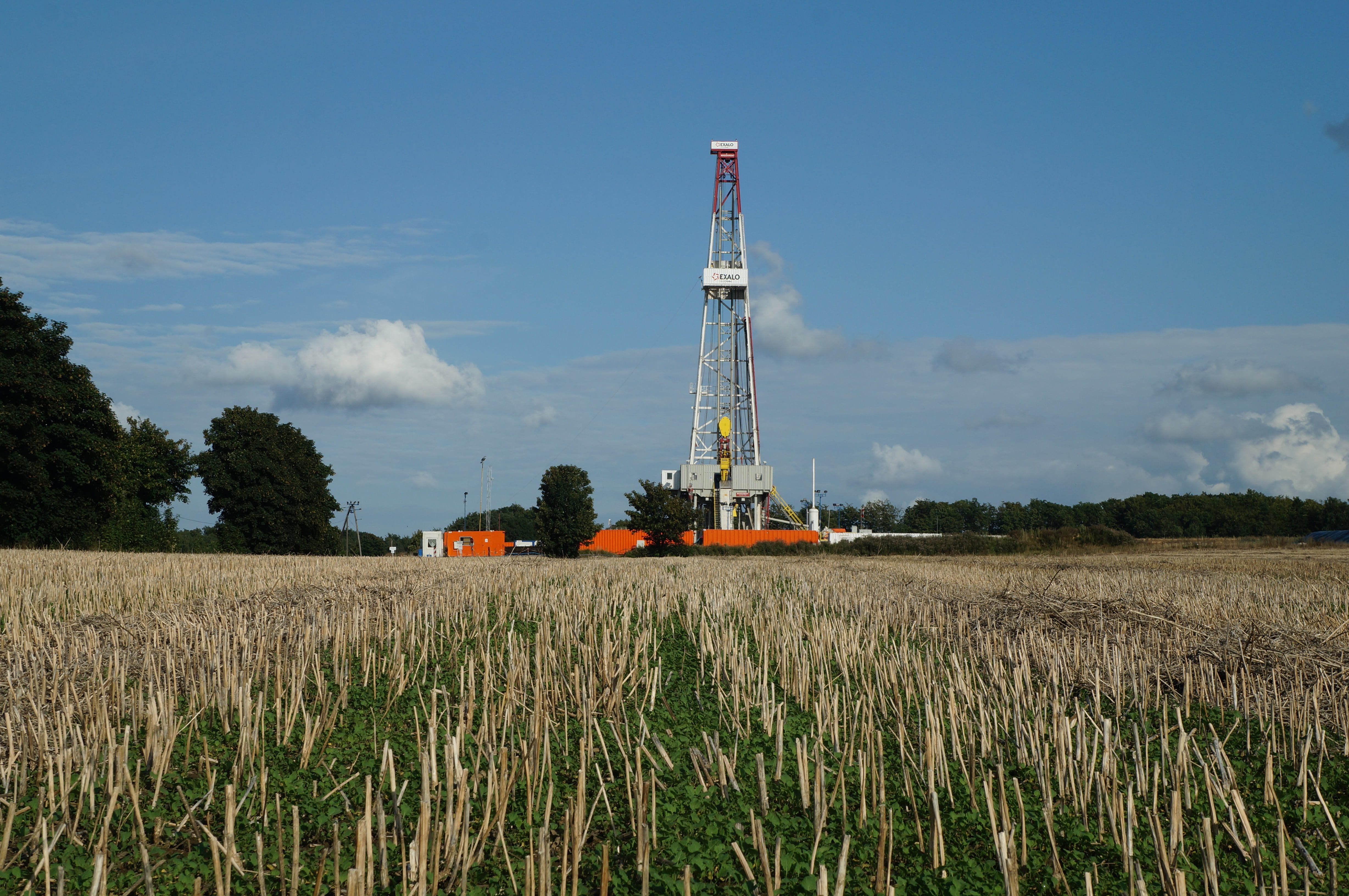 cloud - sky, blue, sky, nature, oil well, crop, field, 4K, growth, outdoors, farm, agriculture, rural scene, oil industry, no people, land, oil rig, plant, HD Wallpaper