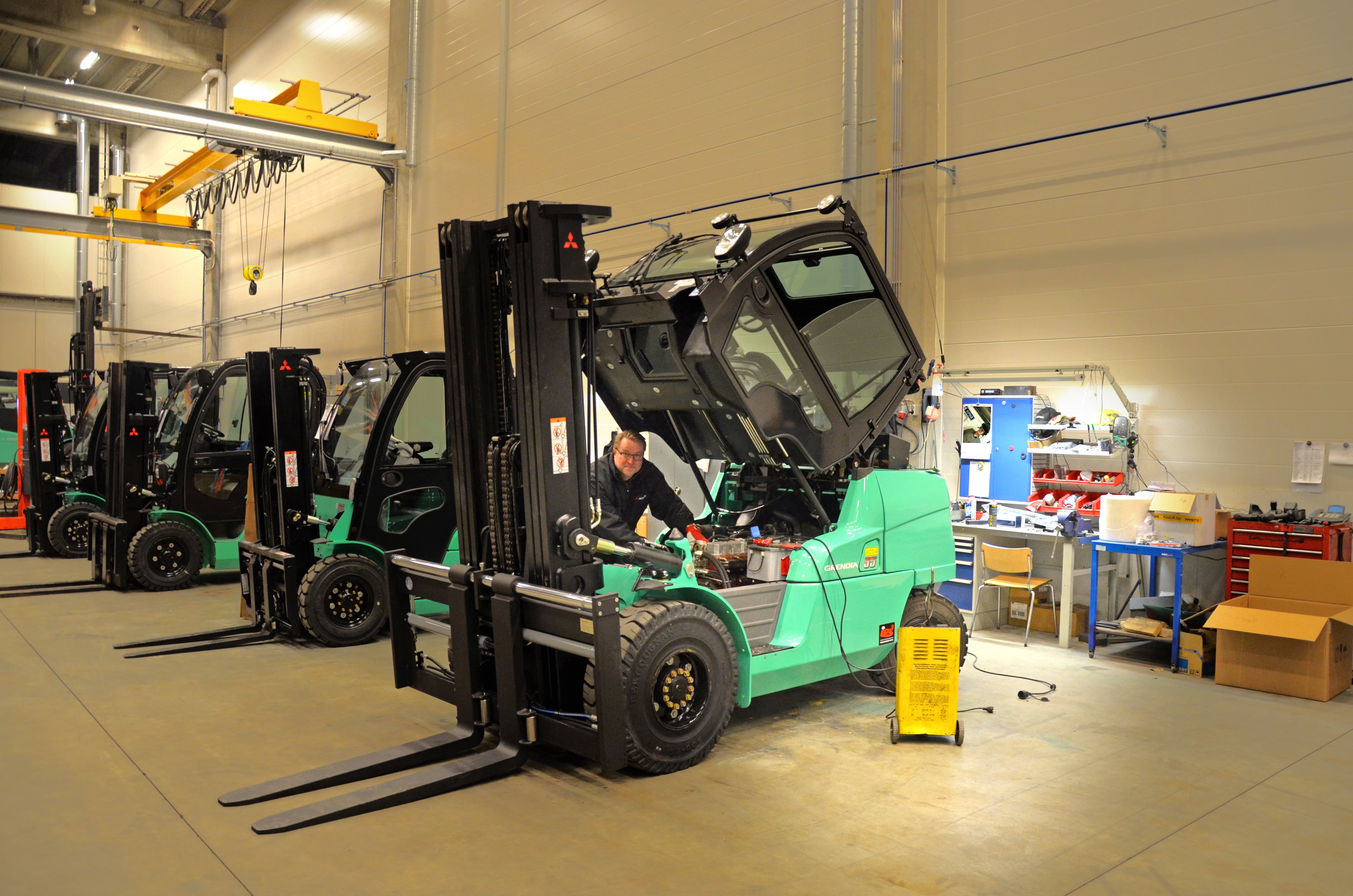 seller, forklifts, working, domestic room, beige, built structure, occupation, architecture, building, work, indoors, wheel, mode of transportation, incidental people, HD Wallpaper