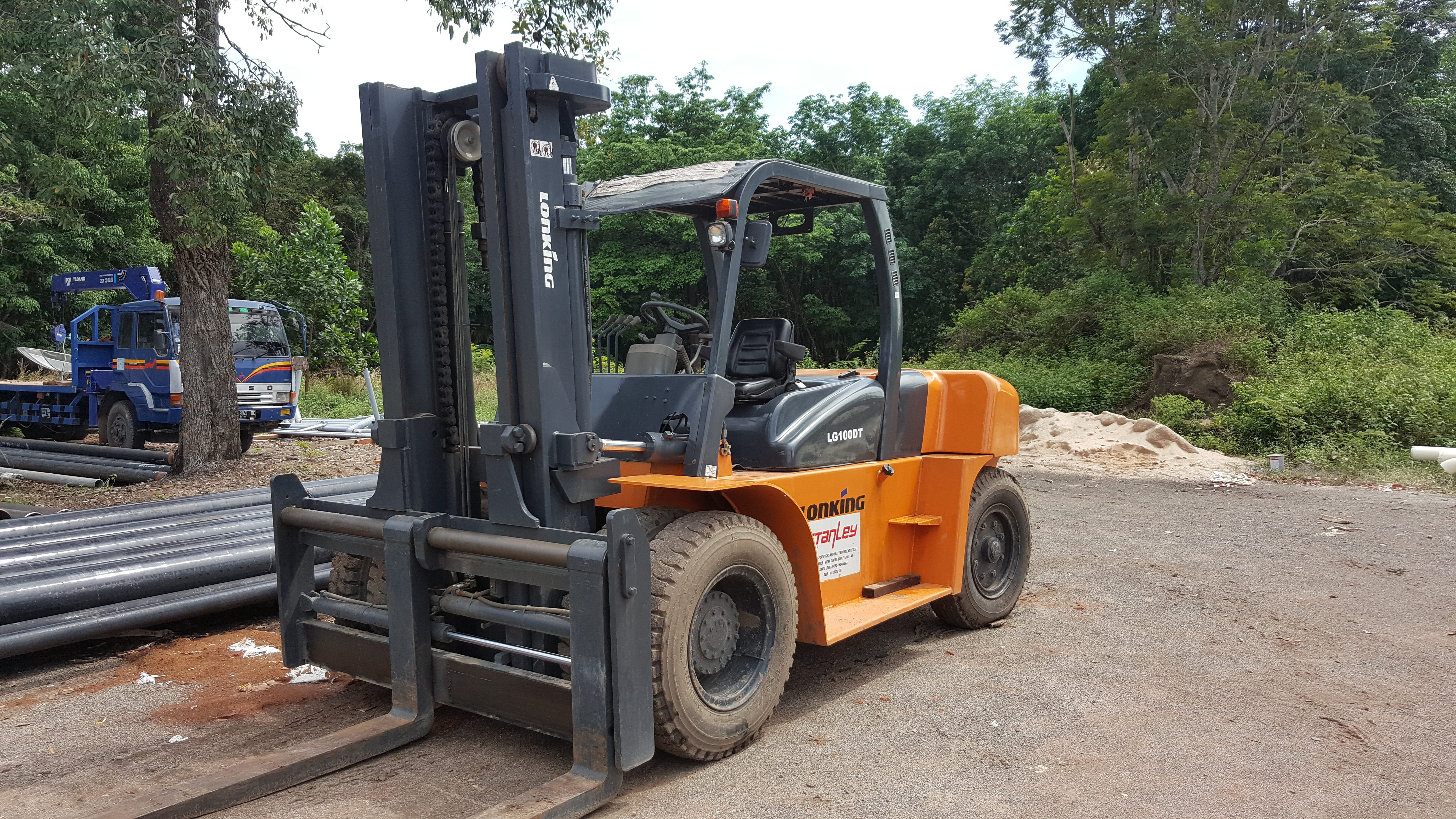 outdoors, shipment, freight transportation, business, vehicle, bulldozer, logistic, day, industry, black, 5K, equipment, tree, earth mover, heavy, nature, HD Wallpaper