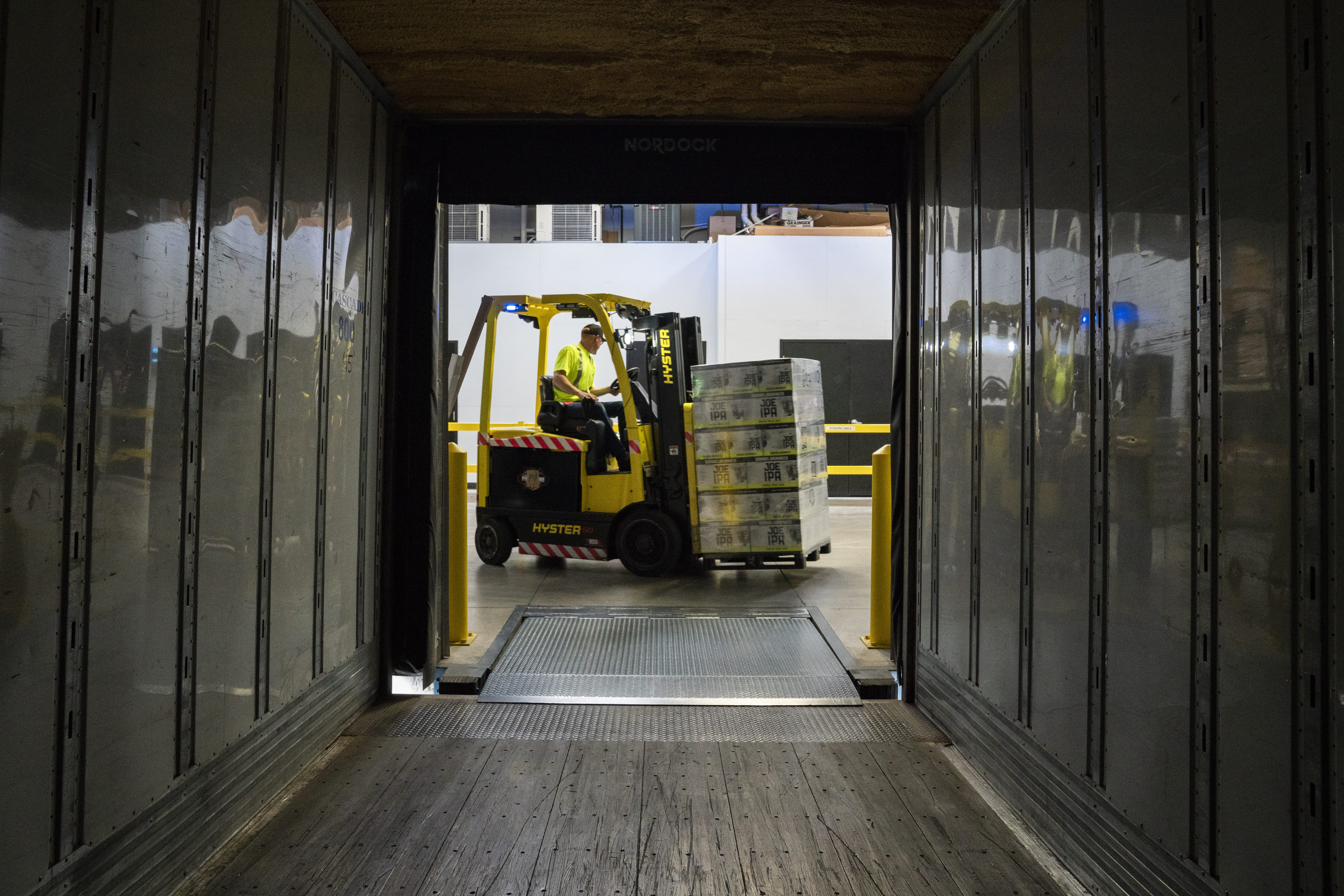 effort, one person, using, road, glass, folding door, liftr, city, indoors, 5K, industrial, fork, person, business, man, lifting, packages, forklift, warehouse, HD Wallpaper