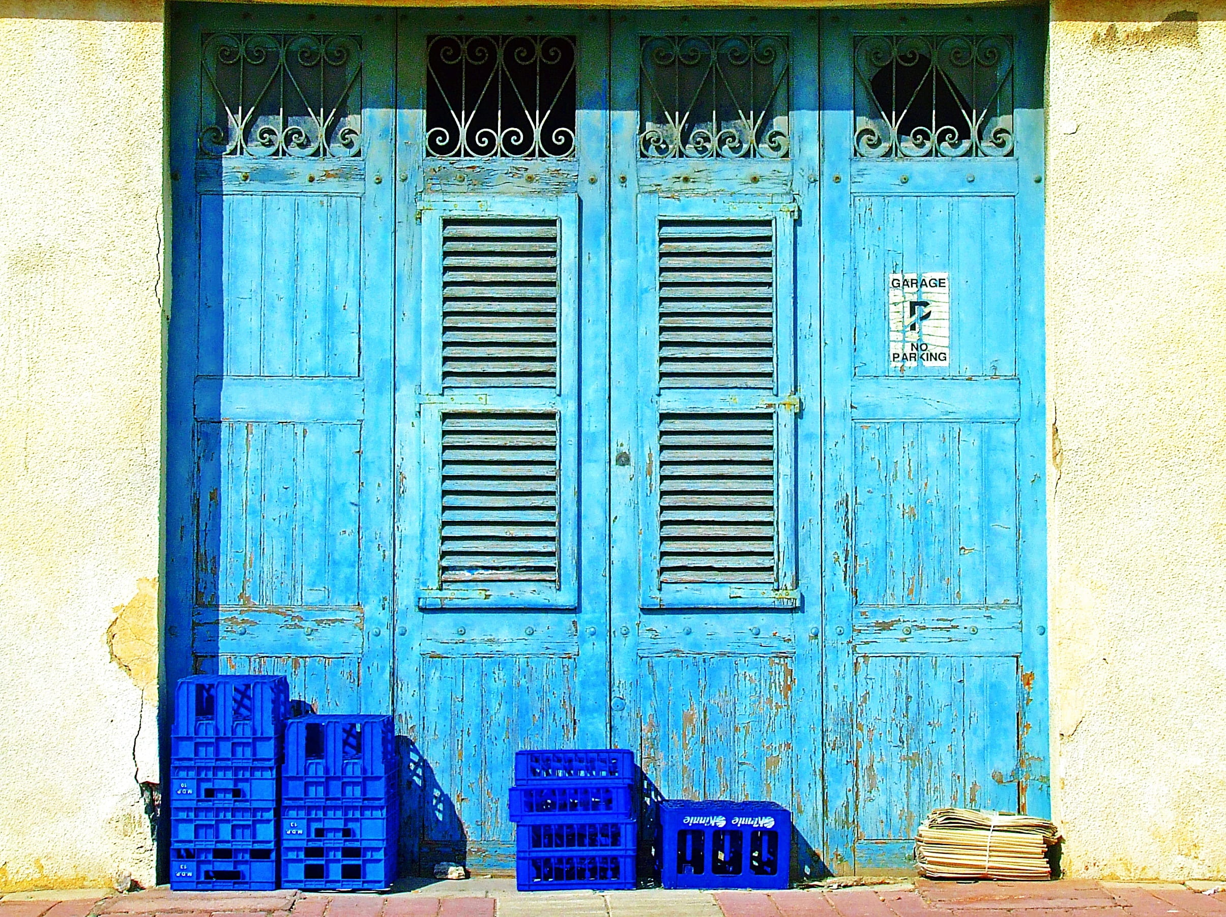 wall - building feature, plastic, storage, residential district, mediterranean scene, no people, entrance, textured backgrounds, backdrop, frame, street, HD Wallpaper