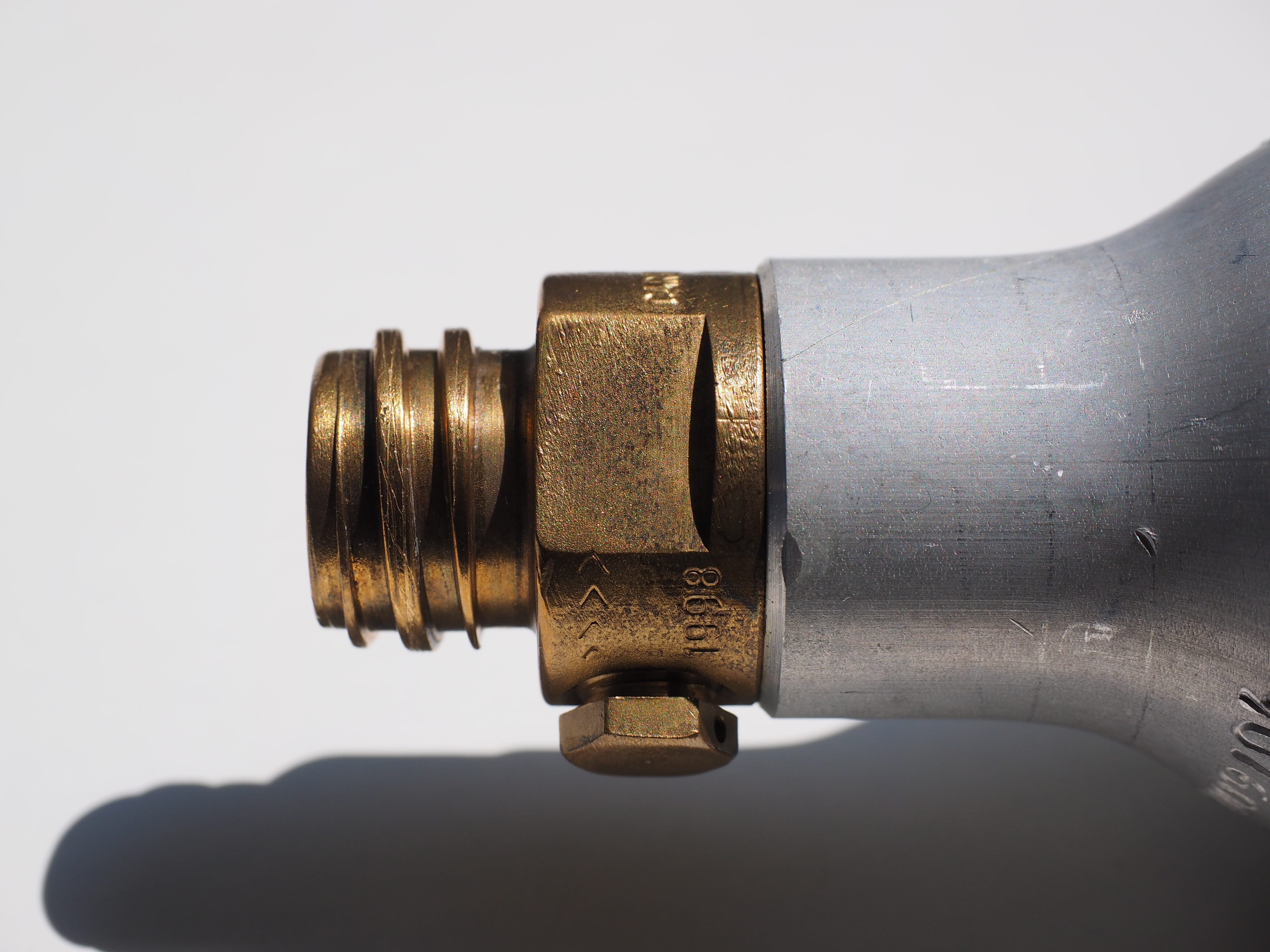 table, technology, sodasprudler, two objects, connection, gold colored, cylindrical closure, communication, cable, metal, reflection, 4K, compressed air bottle, HD Wallpaper