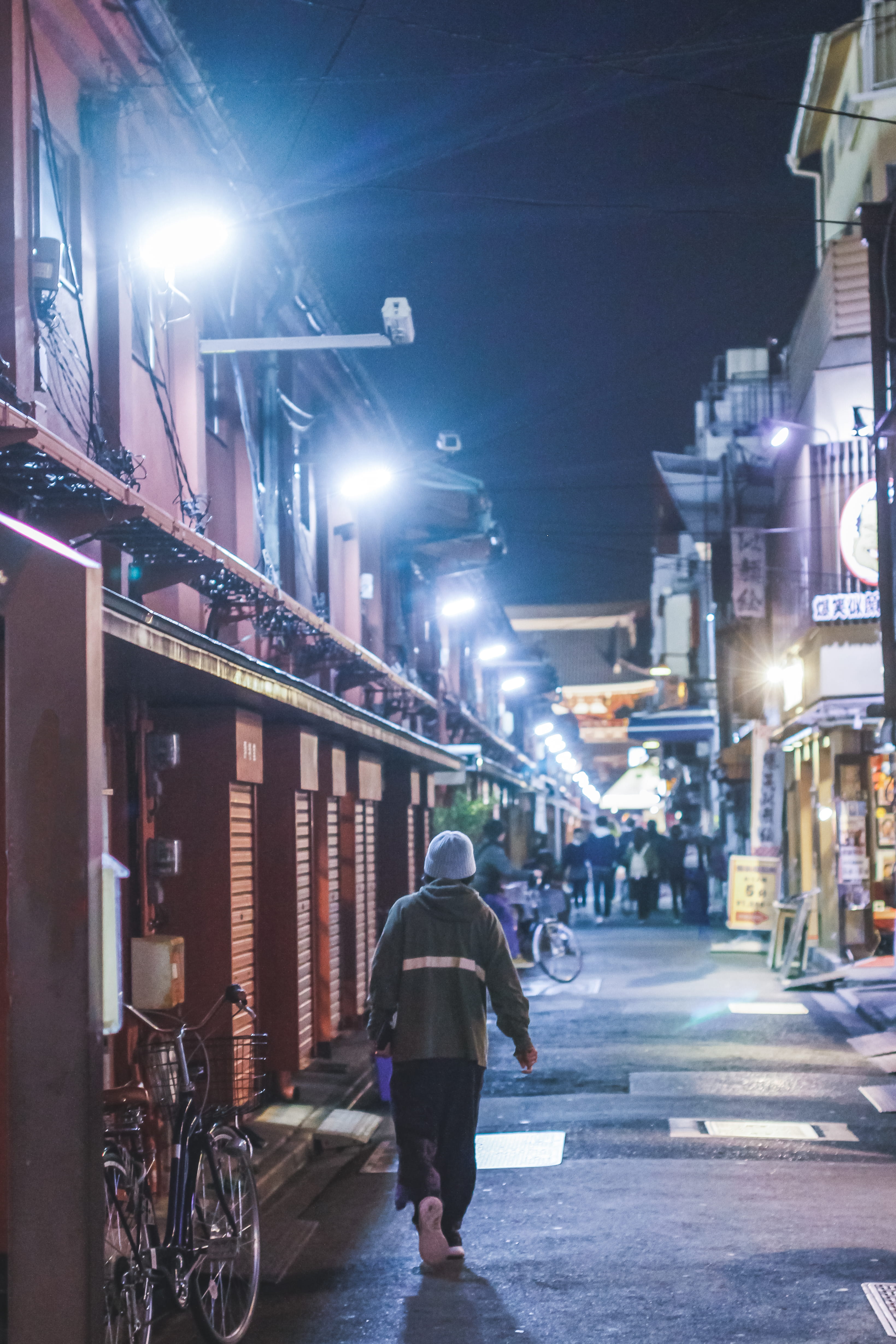 building, gray, bicycle, fashion, alley, rear view, sweatpants, beside, apparel, city, tarmac, light, land vehicle, pedestrian, japan, clothing, night, Phone HD Wallpaper